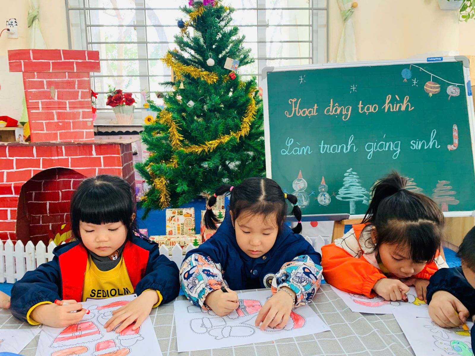 Trẻ tô màu các bộ phận của ông già Noel