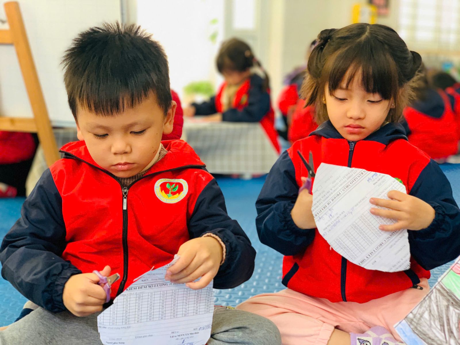 Cắt, dán tạo hình mũ noel
