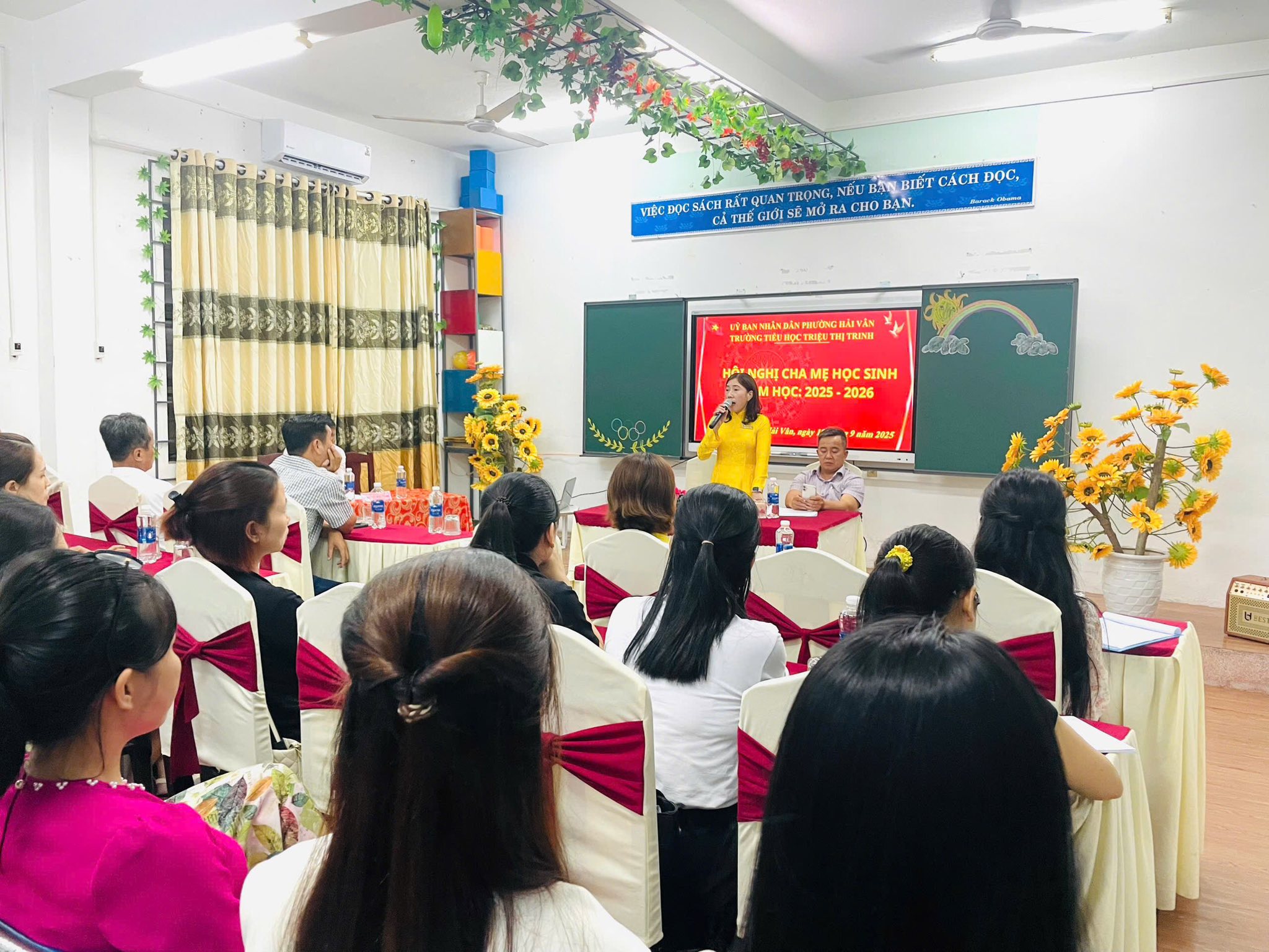 Có thể là hình ảnh về 12 người, mọi người đang học và văn bản