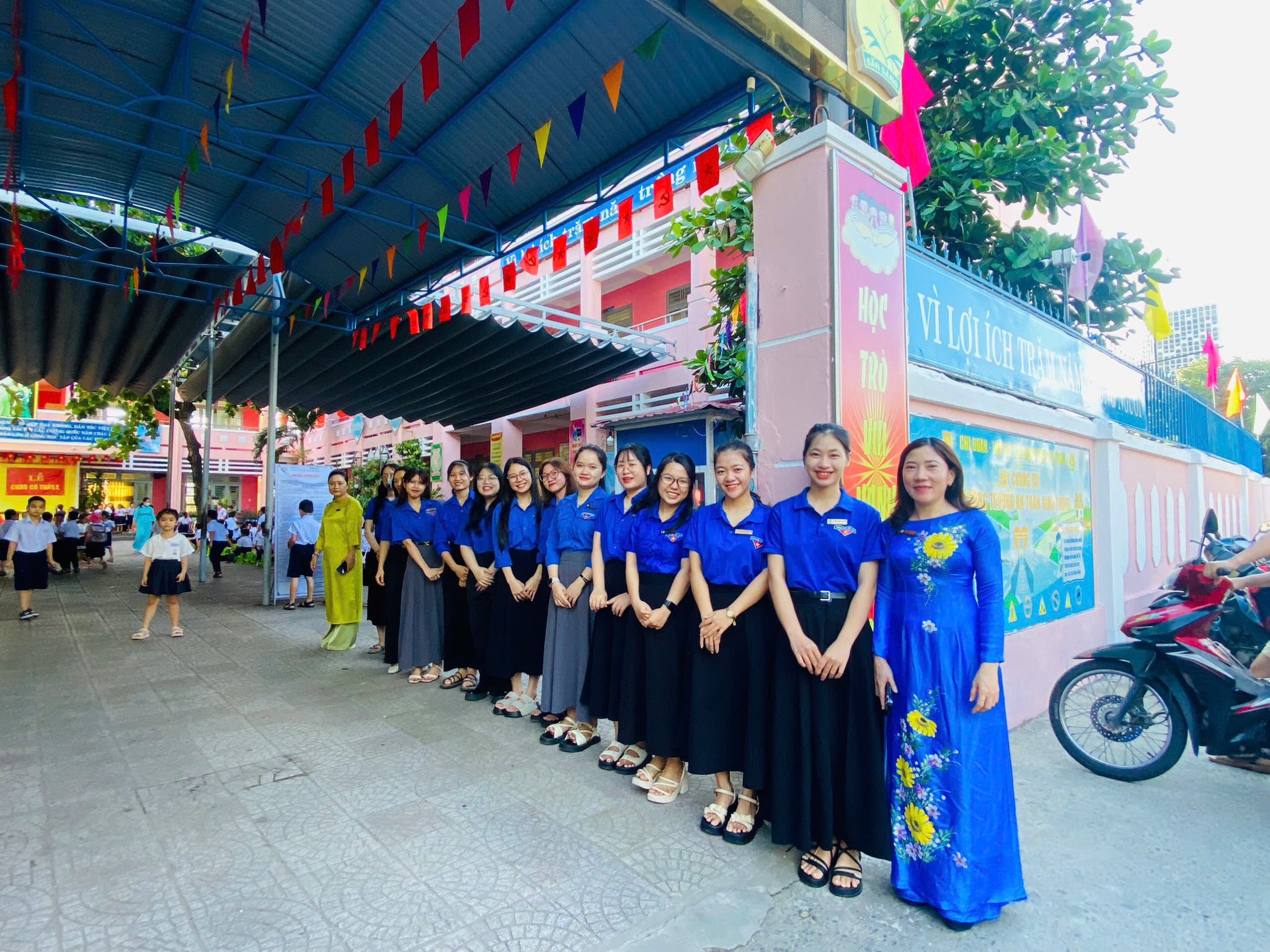 Có thể là hình ảnh về 13 người, đền thờ và văn bản