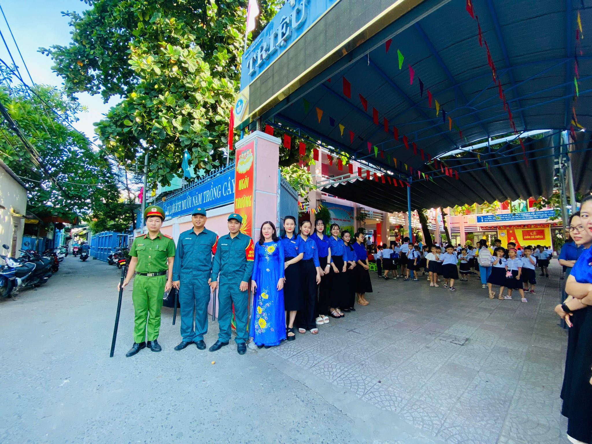 Có thể là hình ảnh về 8 người