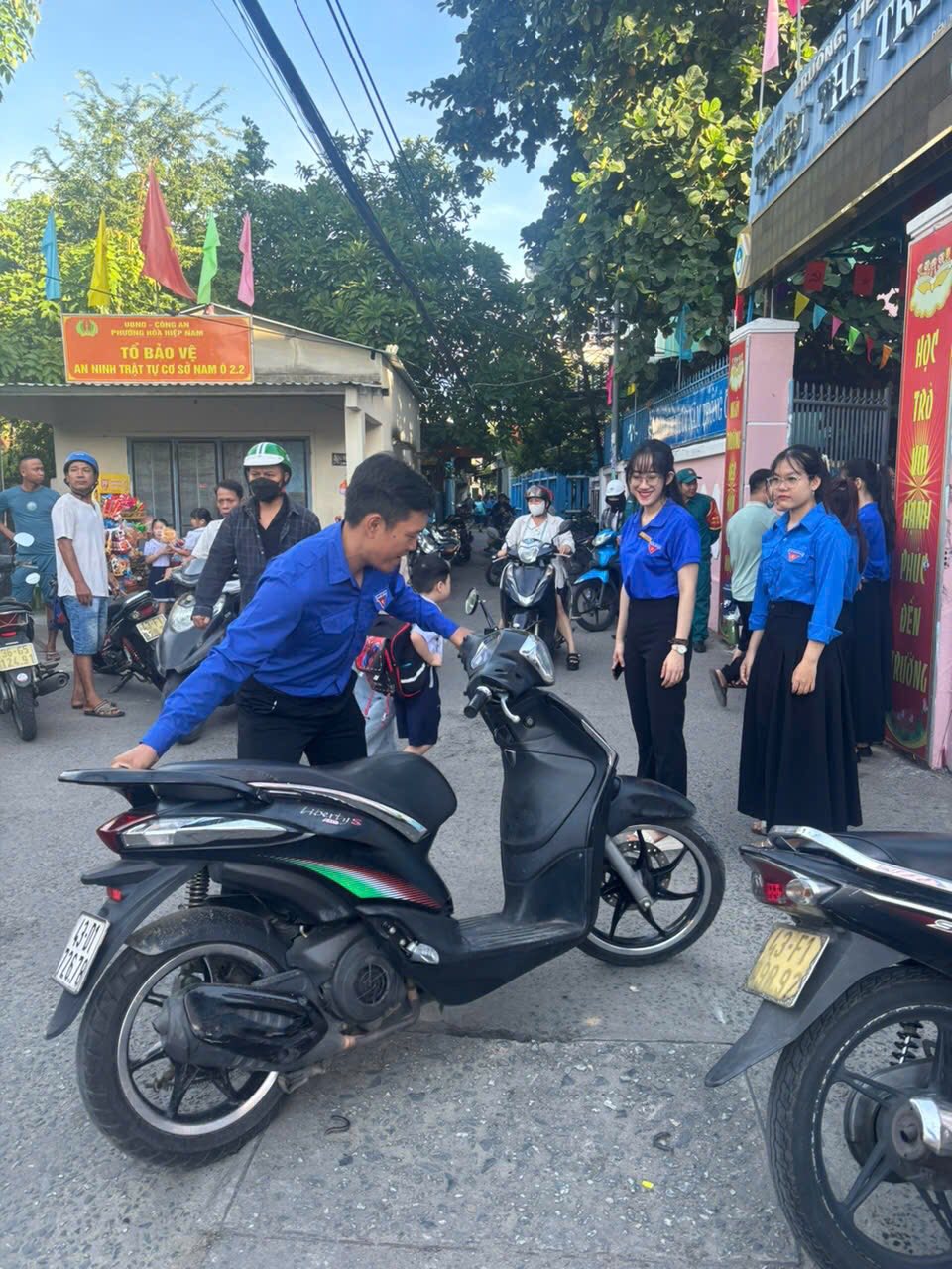 Có thể là hình ảnh về 7 người, xe môtô, xe scooter và văn bản