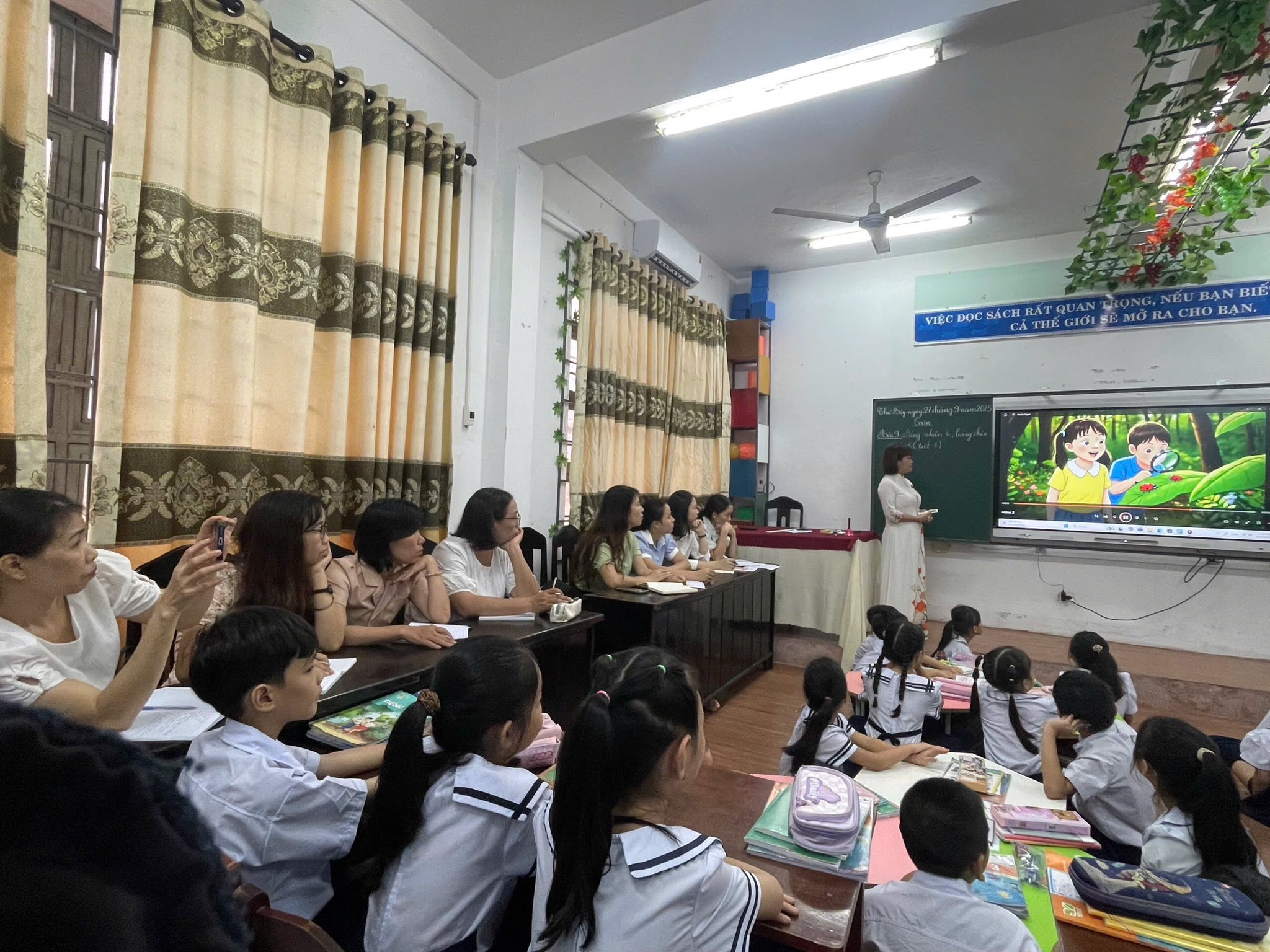Có thể là hình ảnh về 11 người, mọi người đang học và văn bản cho biết 'S VIỆC CEЮC SÁCHRA GIOI EUBANBIÊ AN BIE ロ.+'