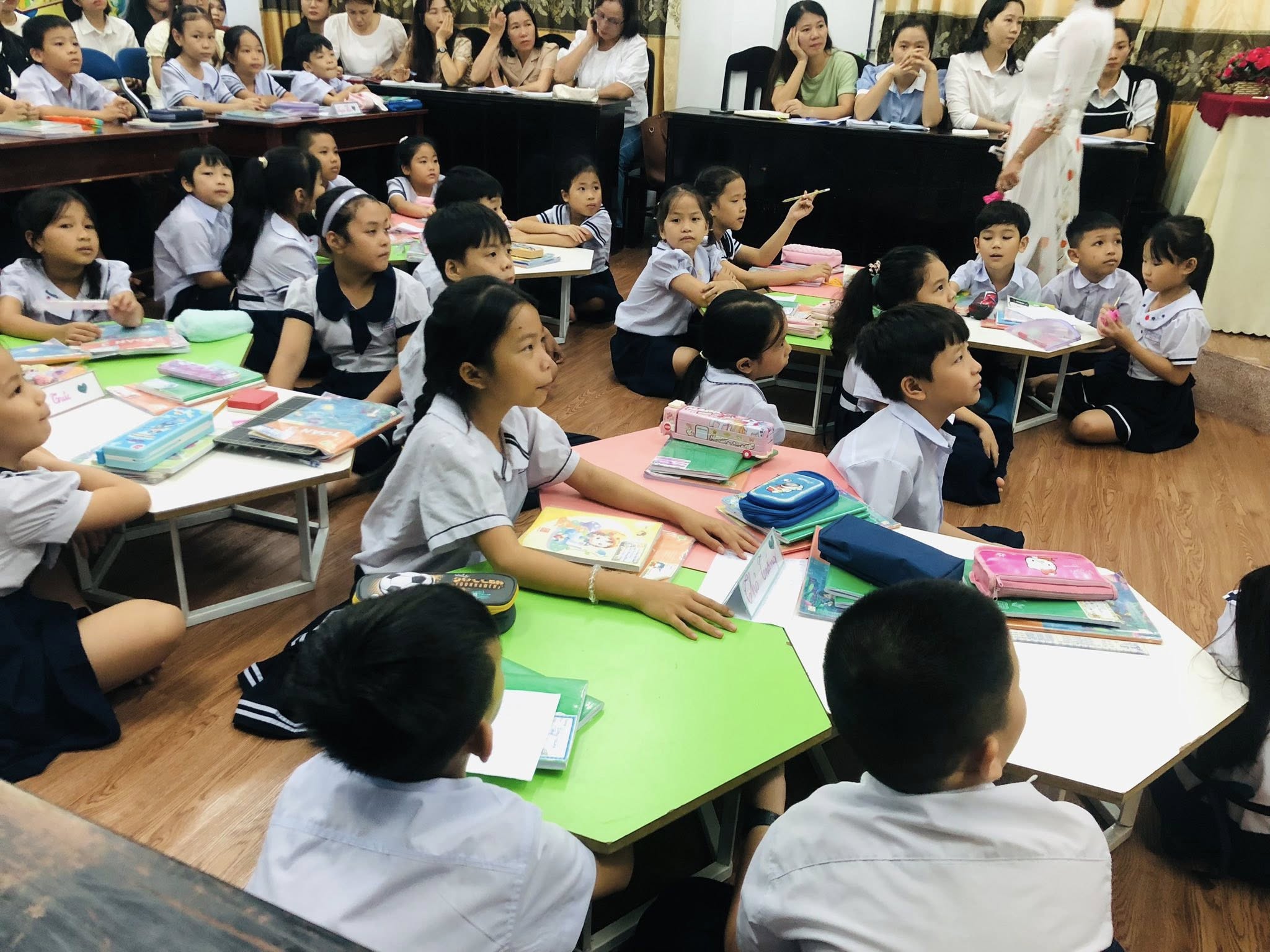 Có thể là hình ảnh về 13 người, mọi người đang học, đồ chơi trẻ em và văn bản