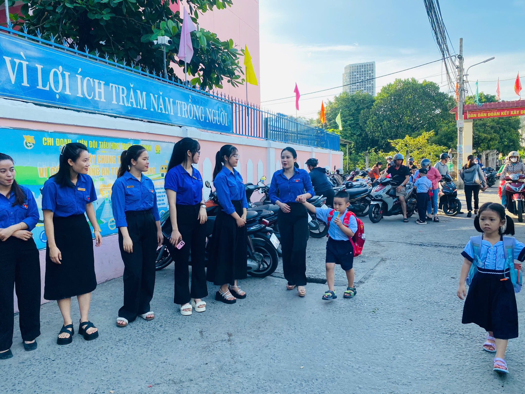 Có thể là hình ảnh về 7 người, kèn clarinet và văn bản