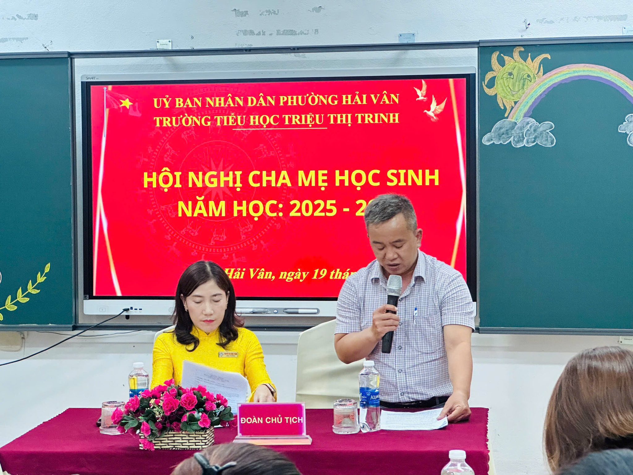 Có thể là hình ảnh về 4 người và văn bản cho biết 'จรนอษ OBAX EASIO UÝ BAN NHÂN DÂN PHƯỜNG HẢI UYBANNHÁVDÁYPHƯỜNGHÁIVÂN HẢIVÂN VÂN TRƯỜNG υ HỌC TRIỆU THỊ TRINH HỘI NGHỊ CHA MẸ HỌC SINH NĂM HOC: 2025 -2 2 Tải Vân, ngày 19 thá RPm ĐOÀN ĐOÀNCHỦTICH CHỦ TỊCH 르돈는'