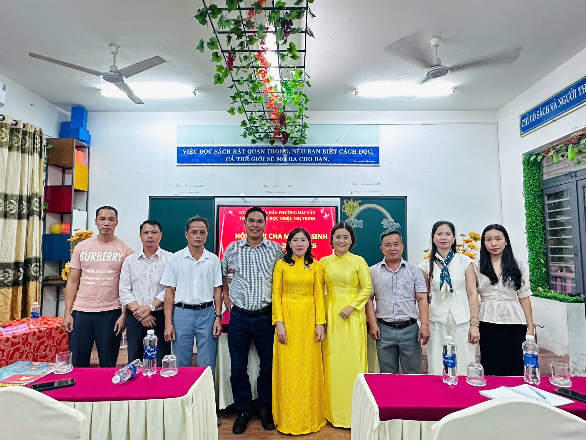 Có thể là hình ảnh về 9 người, cái bục và văn bản