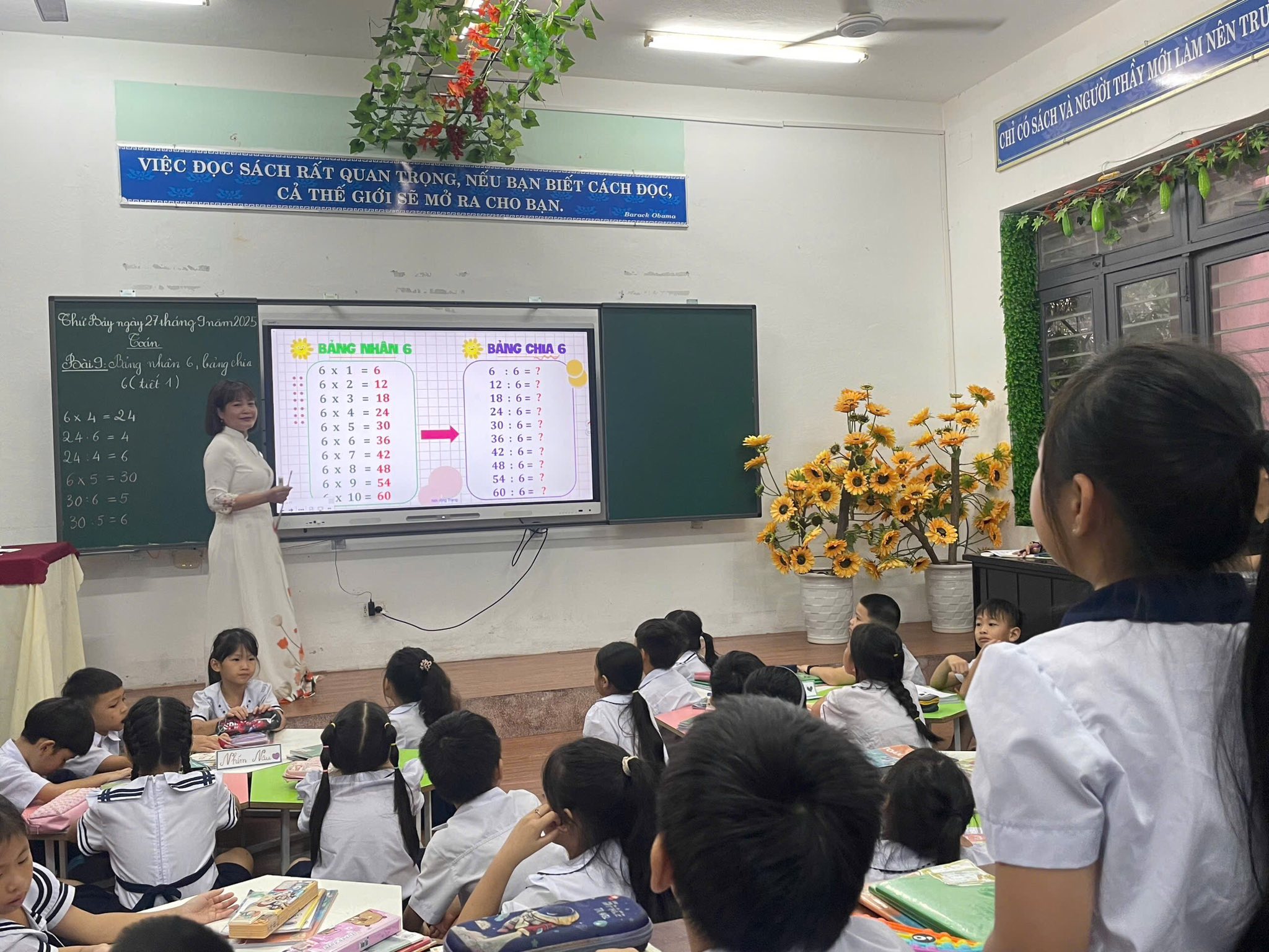 Có thể là hình ảnh về 12 người, mọi người đang học, đồ chơi trẻ em và văn bản cho biết 'VIỆC ĐỌC SÁCH RẤT QUAN BRỌNG NÊU BẠN T CÁCH C, CÀ THE GIỚI E O RA CHO BAN. /.0) NGUOI THẨY OSACHYN Chutngngy2inyDam/17 cang BÁNG NHÂN BÀNG CHIA - : → 6 山里 6-'