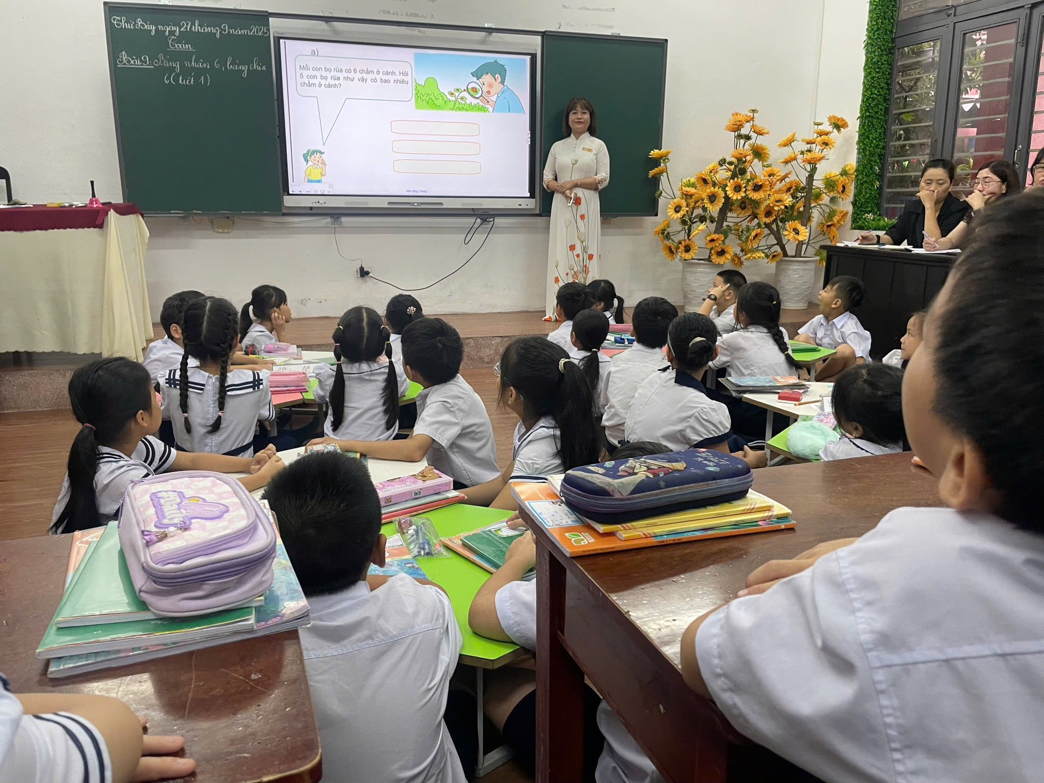 Có thể là hình ảnh về 8 người, mọi người đang học và văn bản