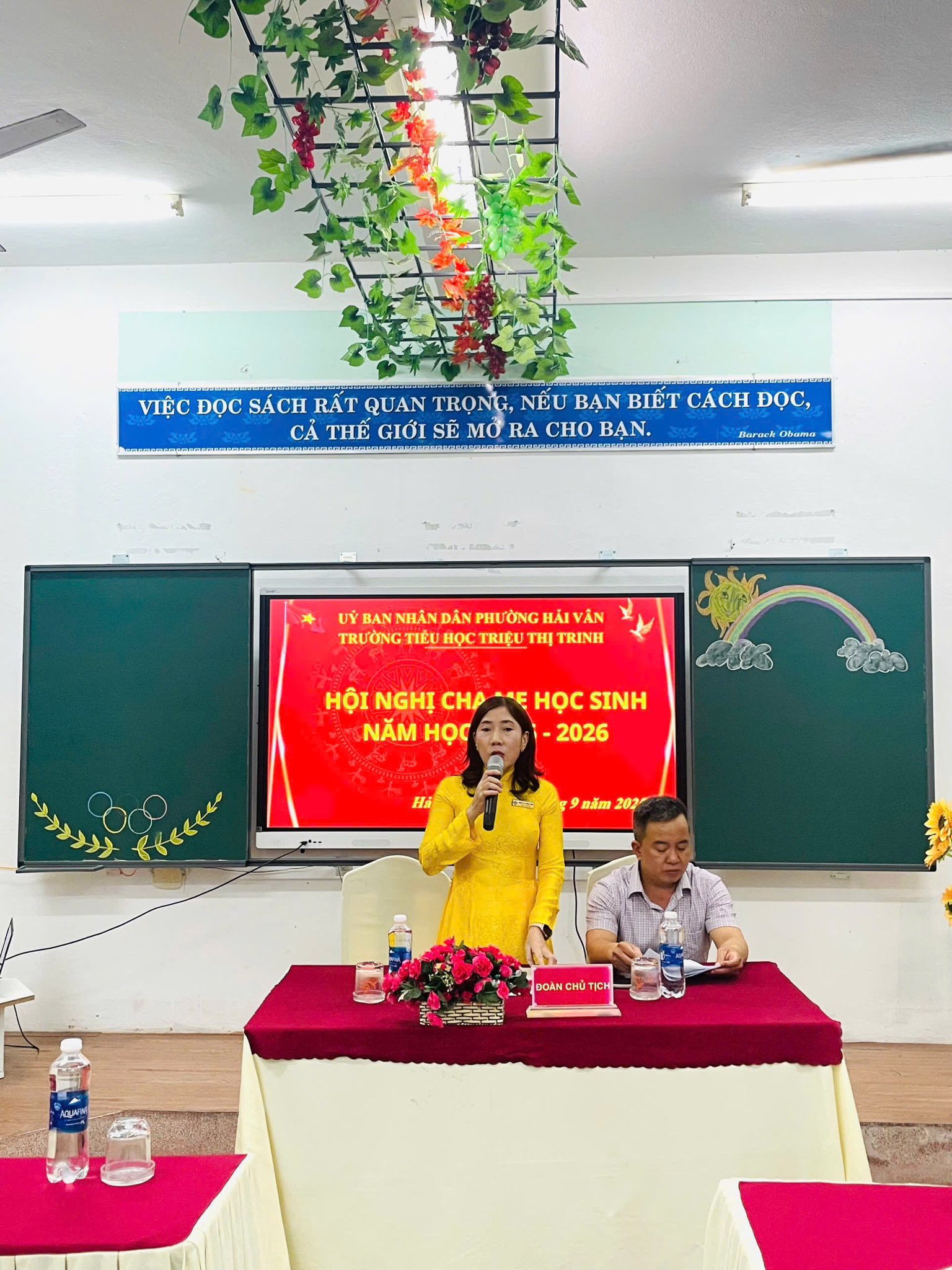 Có thể là hình ảnh về 2 người, mọi người đang học, cái bục và văn bản