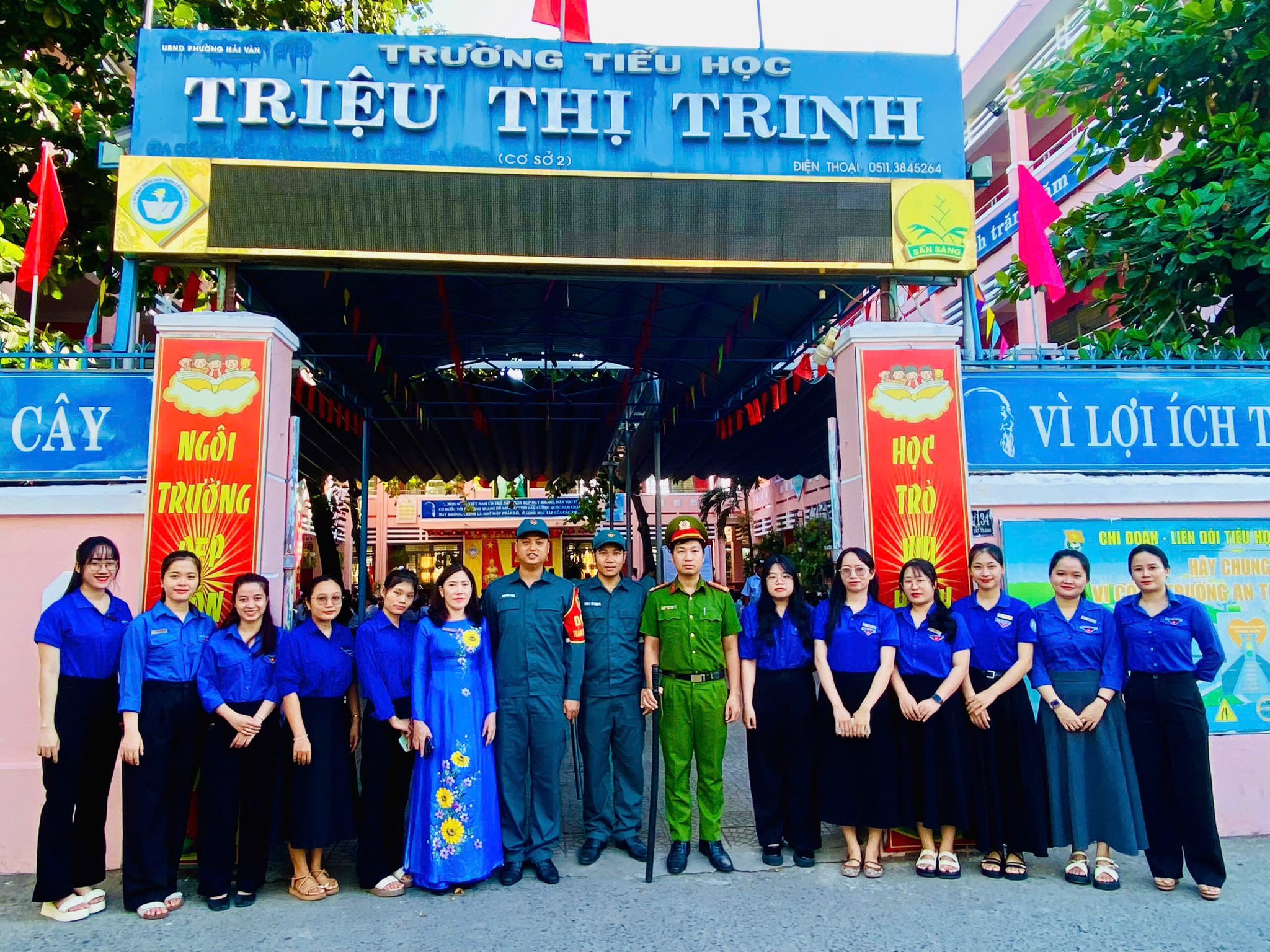 Có thể là hình ảnh về 15 người và văn bản cho biết 'MH жaA 税 TRƯỜNG TIÊU HỌC TRIỆU TH. TRINH (CS2) ĐIỆN THOAI DIỆNTHGAF0S83845264 0511.3845264 nAHИ CÂY NGỒI TRƯỠNG Hoc TRÒ VÌ LỢI VÌLỢIIC ÍCH CHI nOΔΗ LIEH 00I HHNH MAY CHUNG BUGNG AN MuNTA'