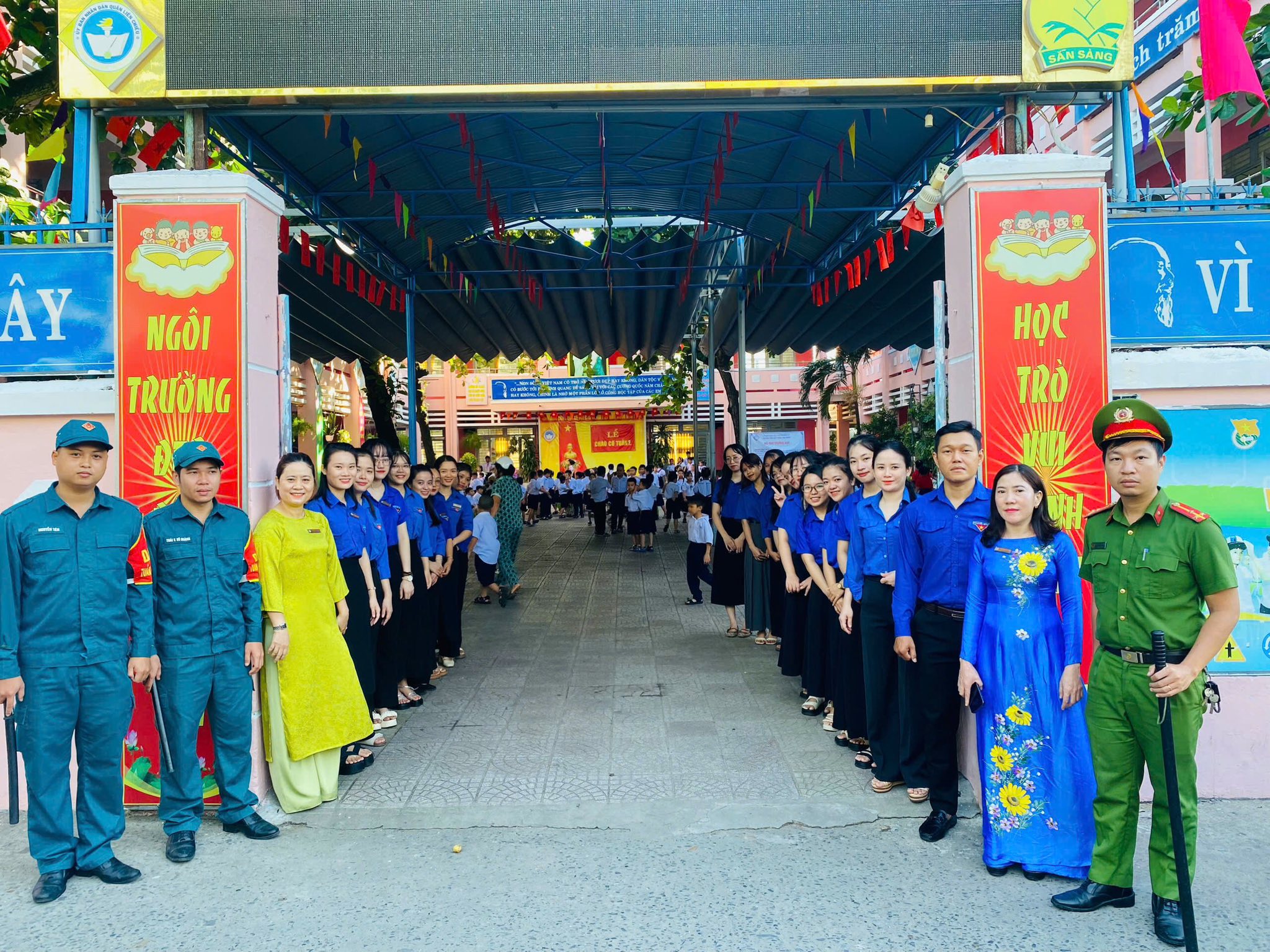 Có thể là hình ảnh về 11 người và văn bản cho biết 'CANBANG BÁNG GAN trăn ch ÂY NGÔI TRƯỜNG ဖေေး VÌ VI HỘC TRỜ'