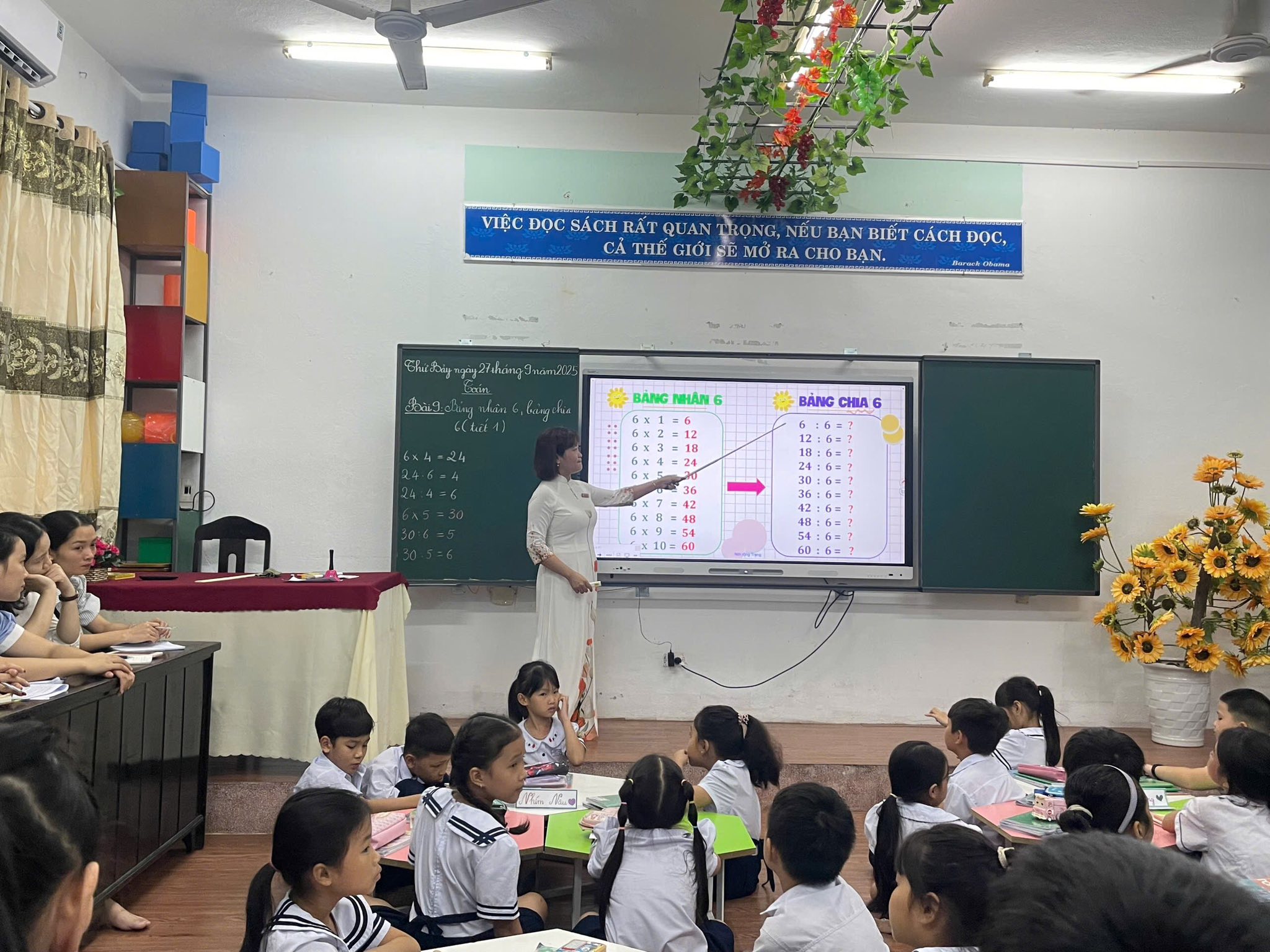 Có thể là hình ảnh về 12 người, mọi người đang học, đồ chơi trẻ em và văn bản cho biết 'VIỆC ĐỌC SÁCH RAT QUAN TRỌNG NÊU BAN BIẾT CÁCH ĐỌC, CA THE GIỚI E Μό RA A CHO BAN. Thu tháng ingnhanG. BANG NHIÂNG BÁNG CHIA 6'