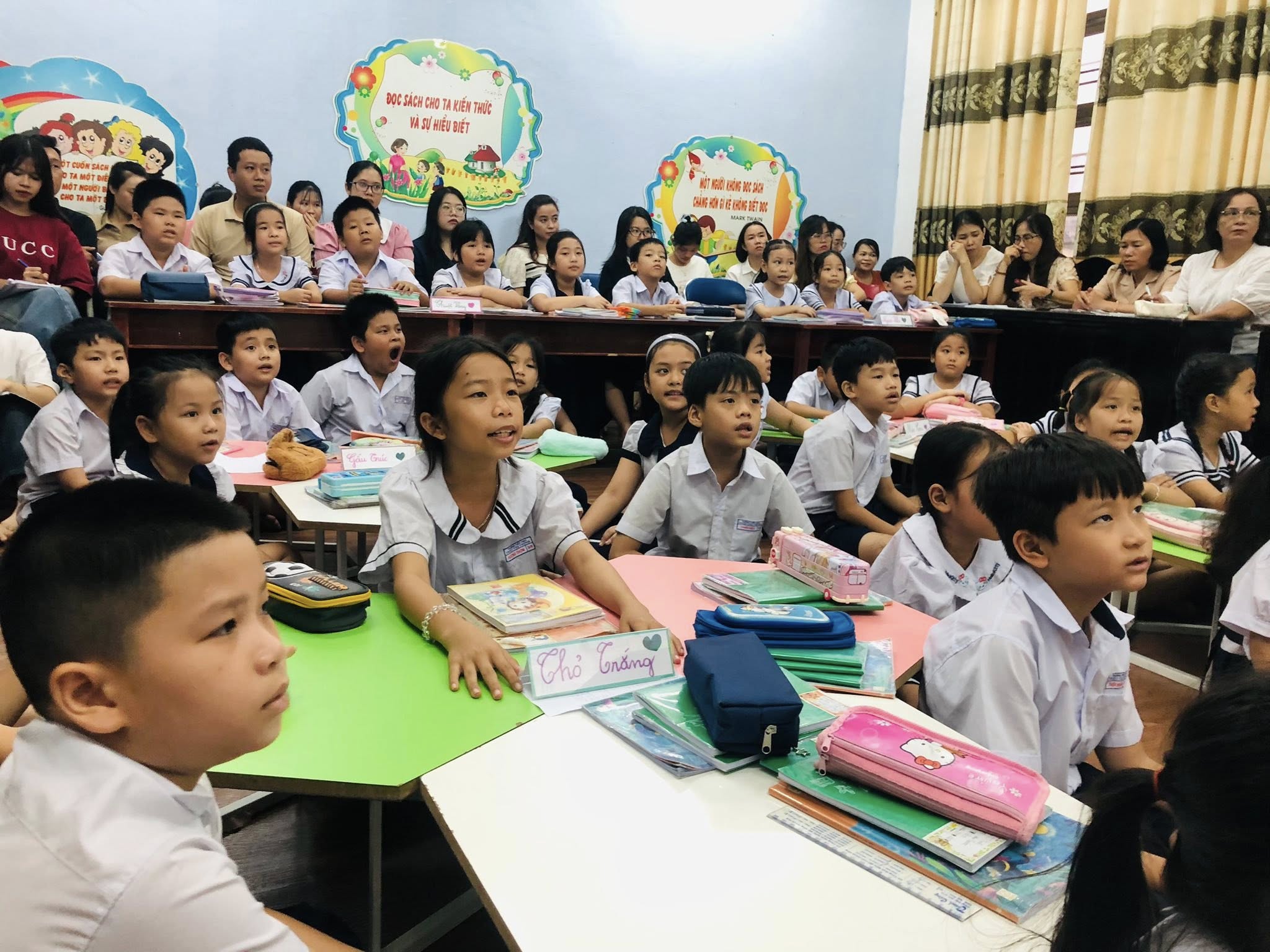 Có thể là hình ảnh về 4 người, mọi người đang học và văn bản