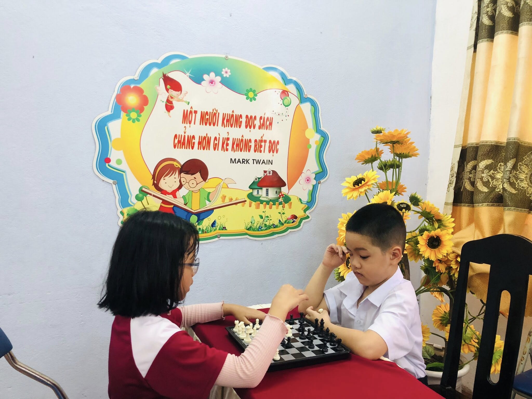 Có thể là hình ảnh về trẻ em, đồ chơi trẻ em, bàn cờ và văn bản