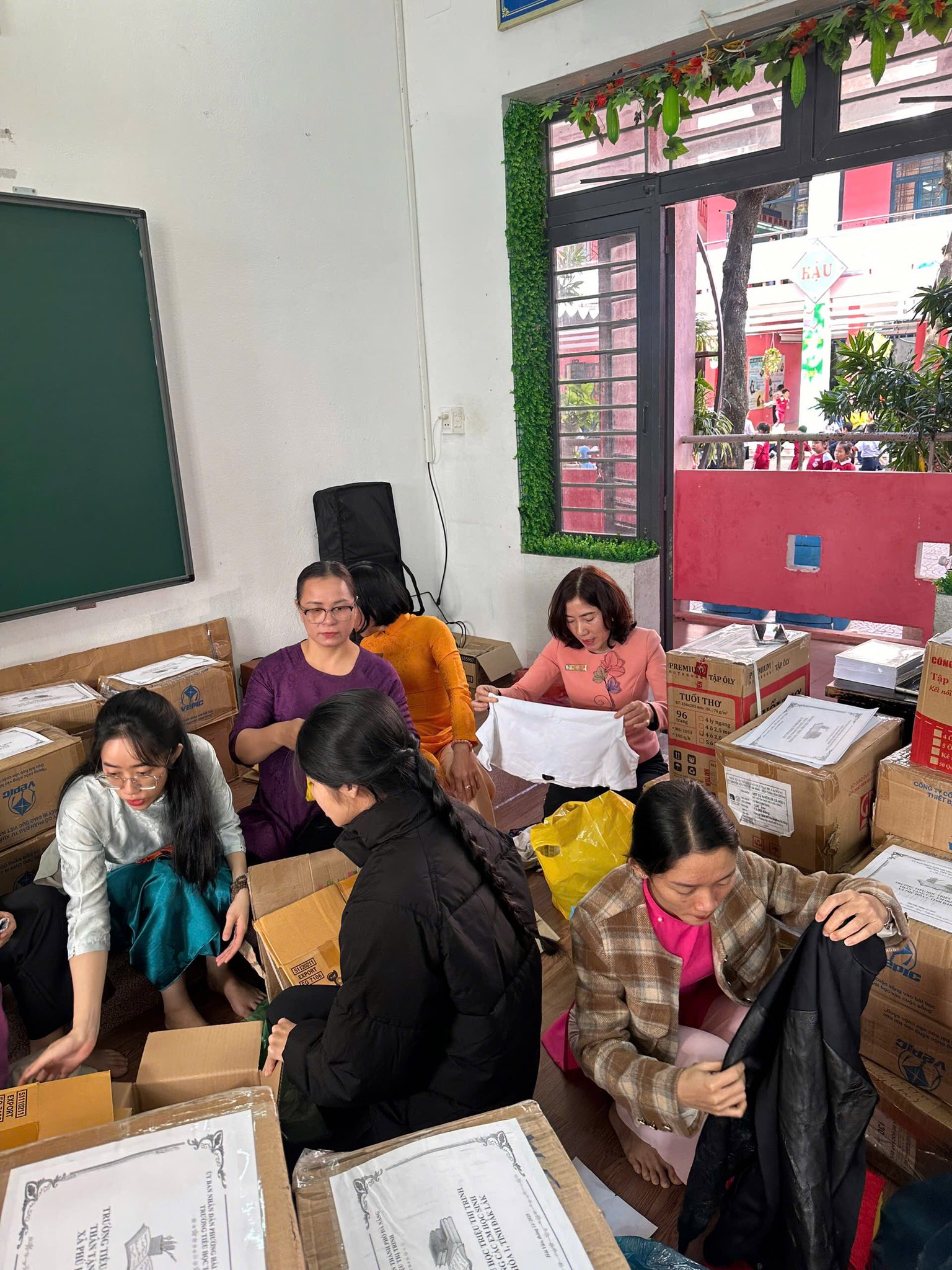 Có thể là hình ảnh về một hoặc nhiều người, mọi người đang học và văn bản
