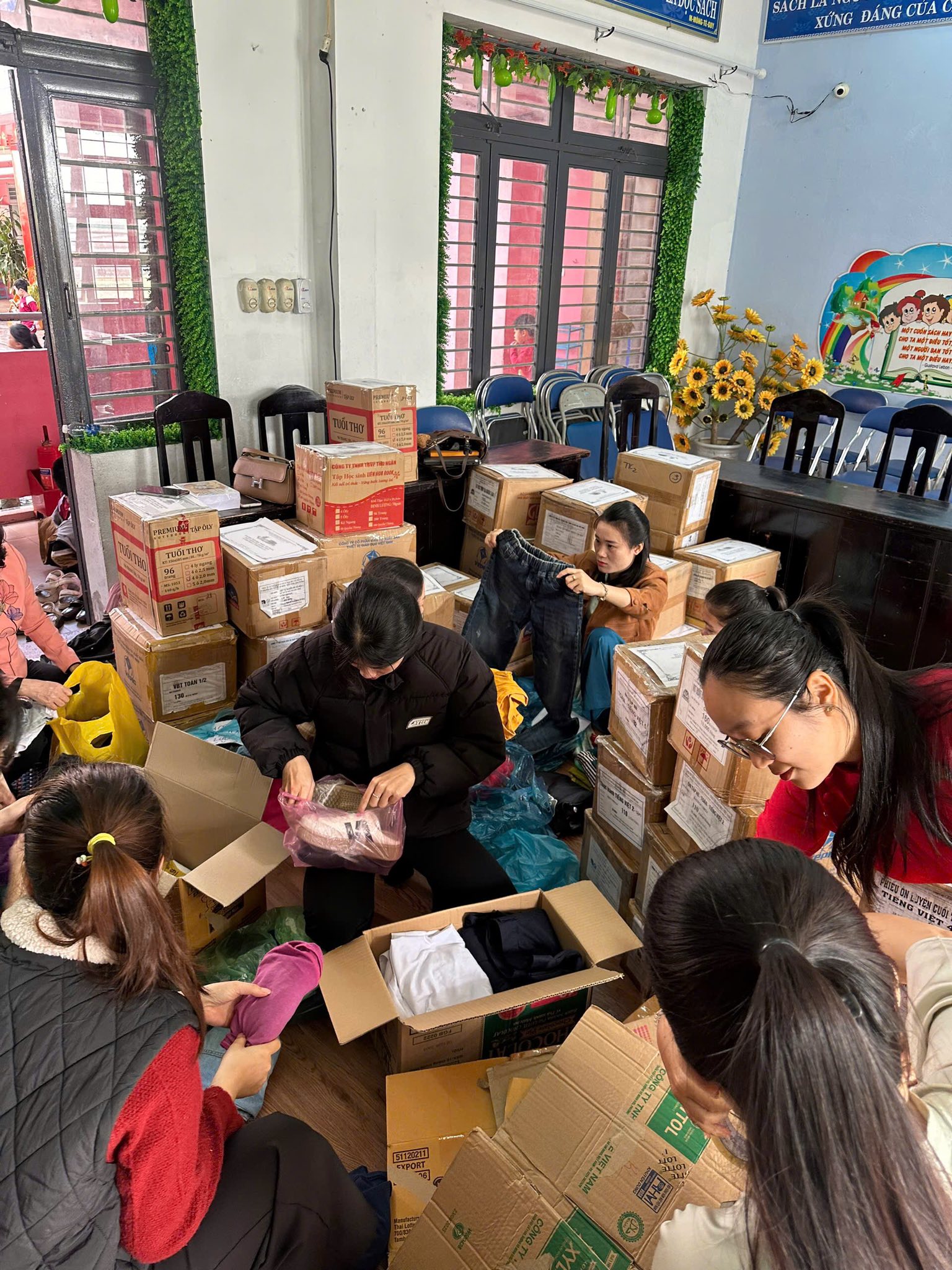 Có thể là hình ảnh về một hoặc nhiều người, mọi người đang học và văn bản