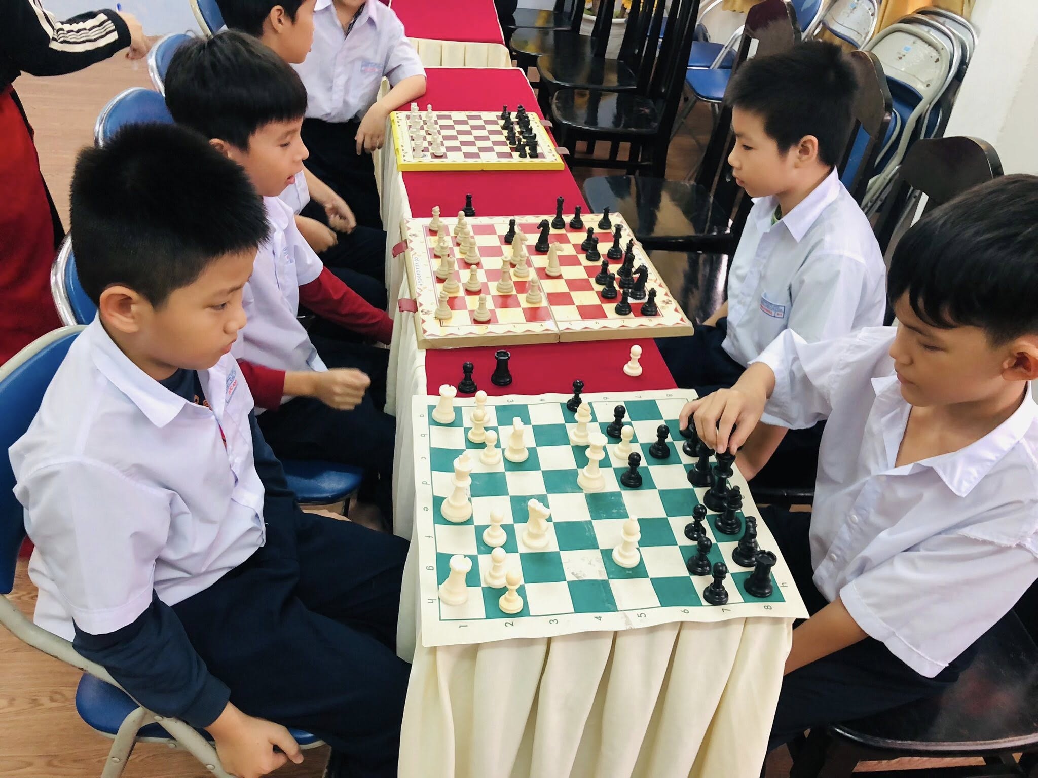 Có thể là hình ảnh về bàn cờ