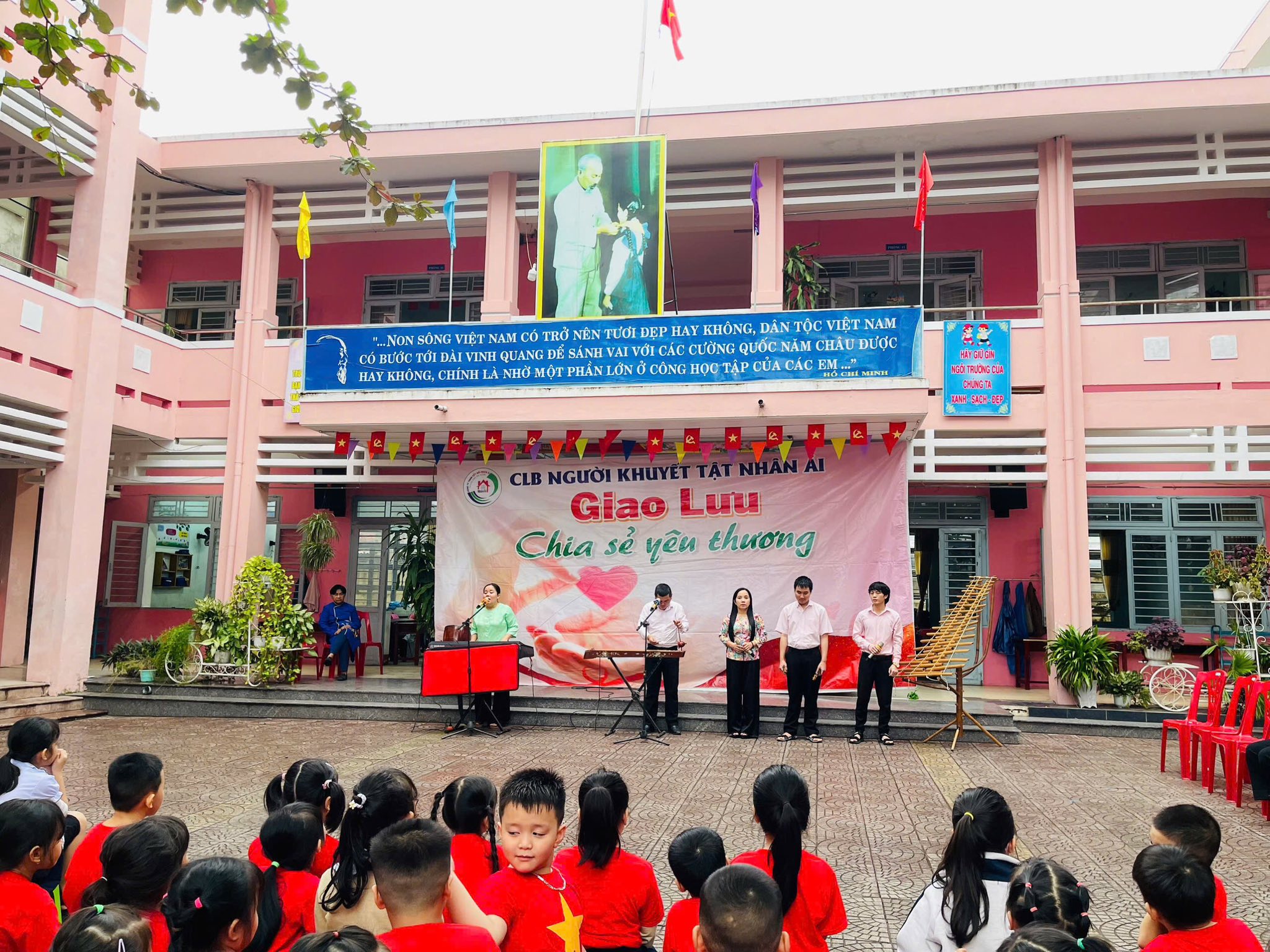 Có thể là hình ảnh về một hoặc nhiều người và văn bản cho biết 'NON SÔNG VIỆT NAM CỔ RO VÊN TƯƠI ĐEP HAY KHÔNG, DAN TỘC BƯỚC QUAN SÁNH AIV CƯƠNG QUÔCNAM CHÂU DƯỢC HAY KHÔNG, CHÍNH NHO moT PHẨN LON CÔNG HỌCT CЙeA HáE GRLMINH 개 OTOc SATICCA El CLB NGƯỜI KHUYET Giao Lưu Chia sé yêu thương'
