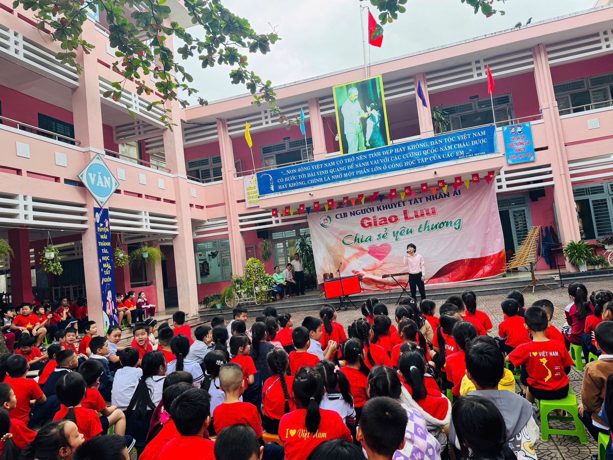 Có thể là hình ảnh về một hoặc nhiều người và văn bản