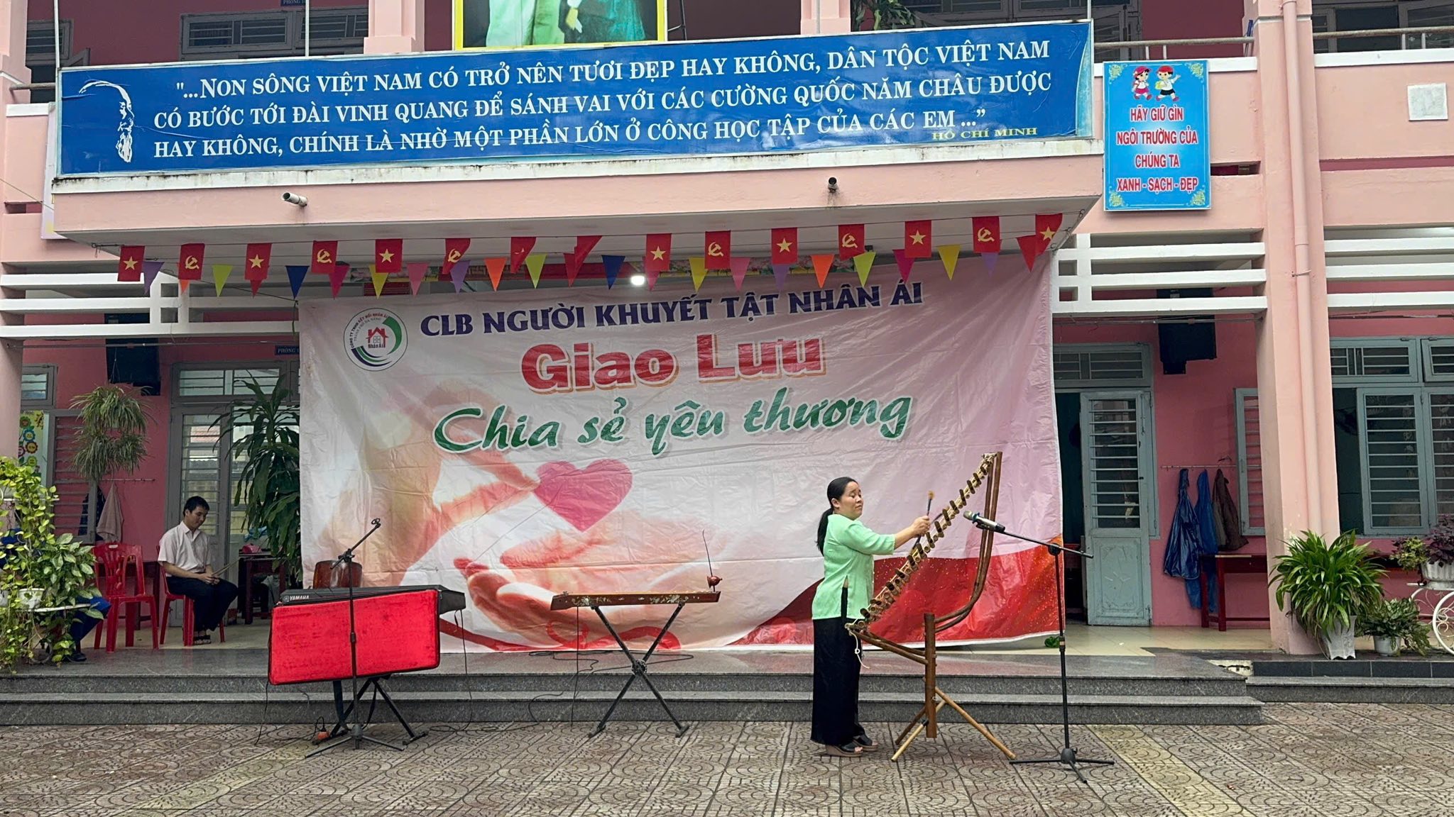Có thể là hình ảnh về một hoặc nhiều người, đường phố và văn bản cho biết '.NON SÔNG VIỆT NAM CÓ TRỜ NÊN TƯƠI ĐEP HAY KHÔNG, DÂN TỘC VIỆT NAM QUỐC QUỐCNĂM NĂM CHÂU ĐƯỢC CÓ BƯỚC TỚI ĐÀI VINH QUANG ĐỀ SÁNHVAI VAI VỚI CÁC CƯỜNG Hoc HOC-TAp TẬP CйA CÁC EM HAY KHÔNG, CHÍNH LÀ NHỜ MỘT PHẨN LỚN CÔNG MINHE HAYGUIGN NGOTRUONGCOA RƯONGCIA ก BHUNG CINGEL UNG 05F CLBNGUỜIKHUYETTAT CLB Giac Luu Chia sẻ yêu thương'
