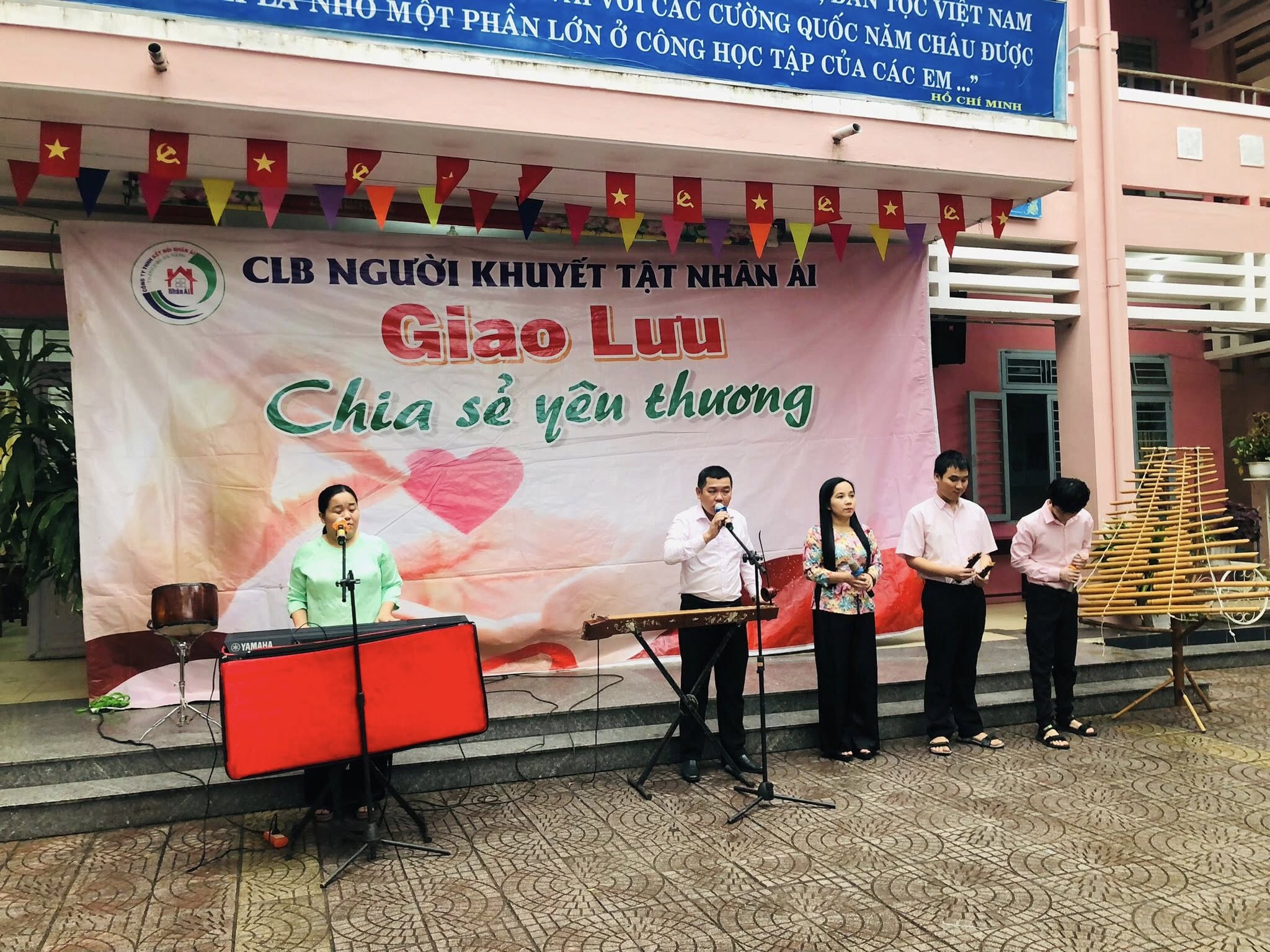 Có thể là hình ảnh về một hoặc nhiều người, kèn clarinet, đền thờ và văn bản cho biết 'ΠΝΟΟ MỘT PHẦN LỚN Ở CÔNG HỌC TẬP CỦA CÁC EM O1 C CƯỜNG QUỐC rục VIỆT NAM NĂM CHÂU ĐƯOC HỒ CHÍ MINH CLB CLBNGƯỜIKHUYẾT Giao Lưu Chia sẻ ycu thương yAMaHA'