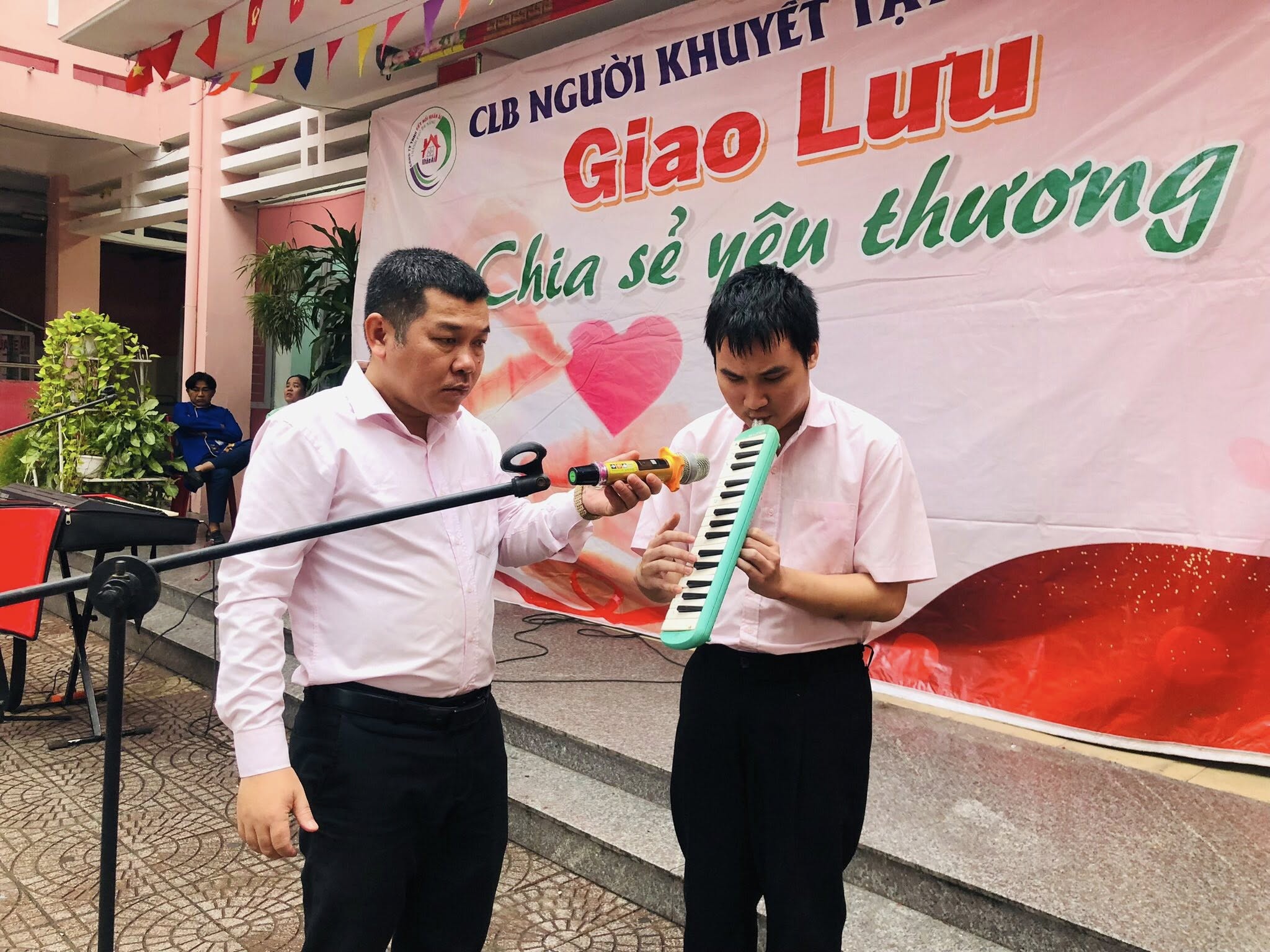 Có thể là hình ảnh về một hoặc nhiều người, nhạc cụ và văn bản cho biết 'CLB CLB NGƯỜI ΚΗИΥΕΤ ๑ Giao Lưu O Chia sẻ nêu thương I 111/ I'