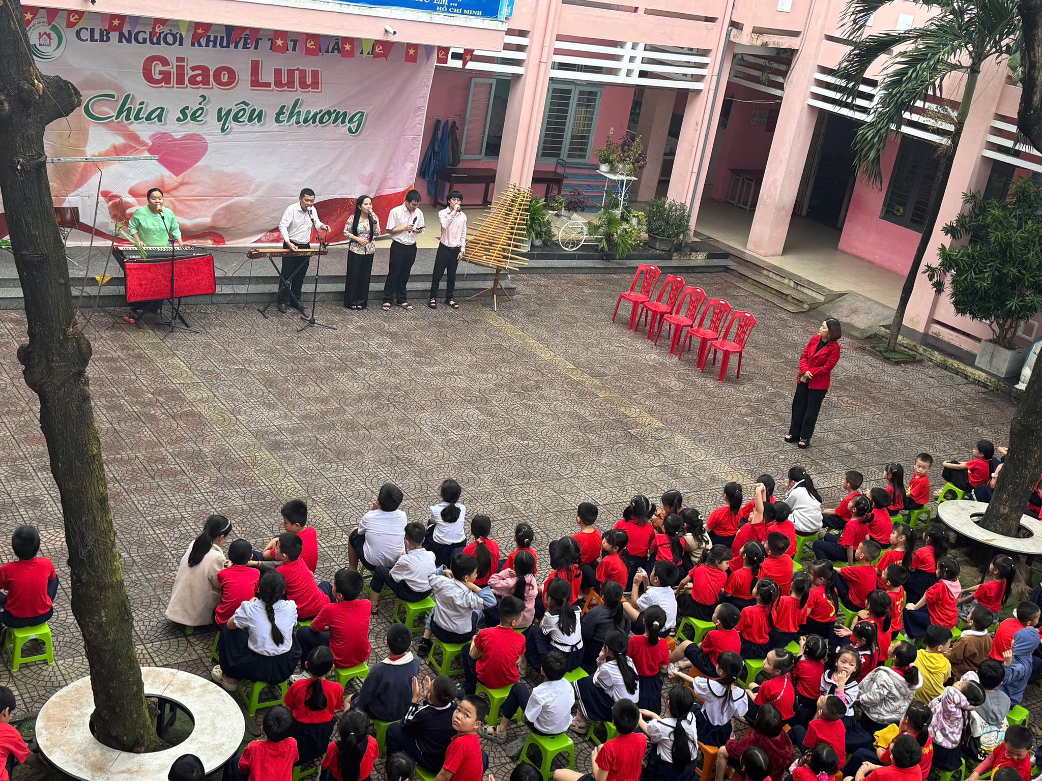 Có thể là hình ảnh về một hoặc nhiều người, đám đông và văn bản