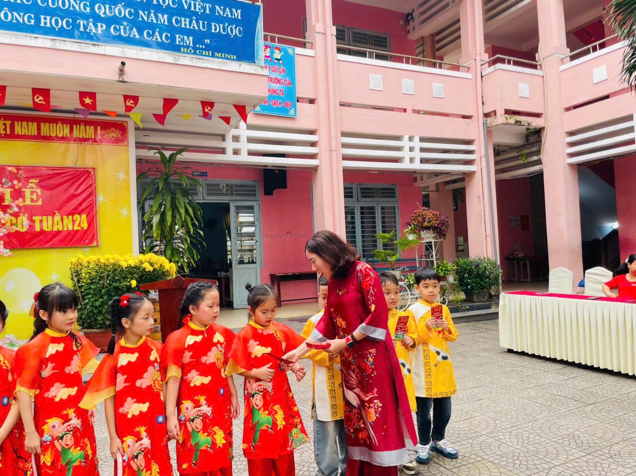 Có thể là hình ảnh về một hoặc nhiều người và văn bản cho biết 'ÔNG CUONG QUỐC NĂM C HỌC TẬP CỦA CÁC EM " CHÂU VIỆT VIĘTNAM NAM ĐƯỢC HỒ cHÍ MINIE 製合 TRLONGOL NG NAMMUÔN NAM NÁM| LỄ CO TUÀN24 모로은코법장 erepnener 오로'