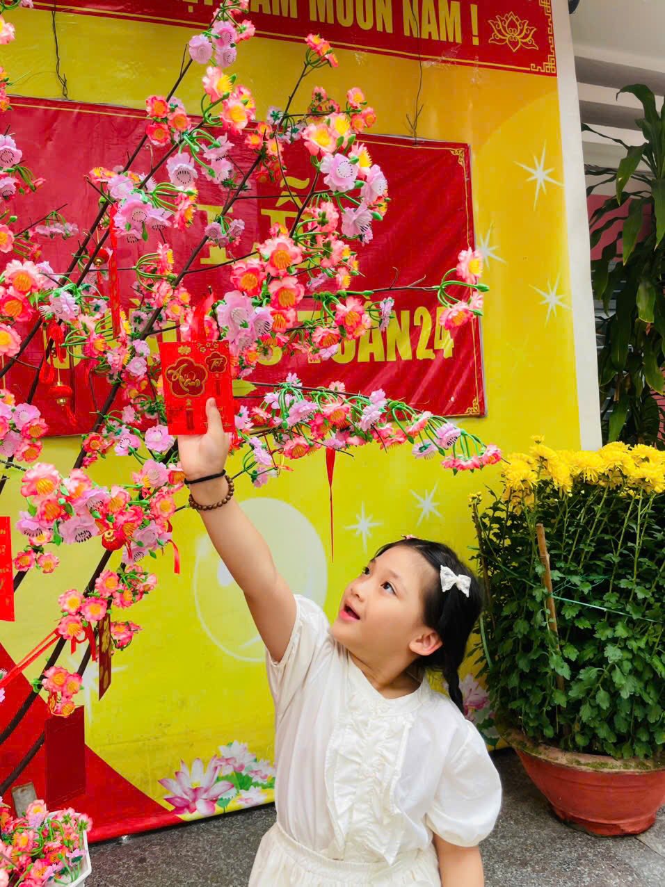 Có thể là hình ảnh về trẻ em, hoa và văn bản