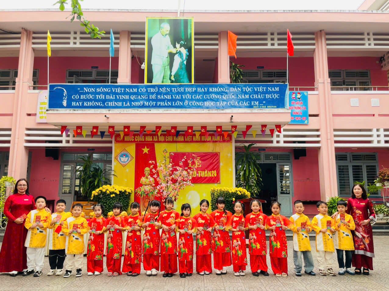 Có thể là hình ảnh về một hoặc nhiều người và văn bản cho biết '...NON SÔNG VIÊT NAM CÓ TRỞ NÊN TƯƠI ĐẸP HAY KHÔNG, DAN TỘC VIỆT NAM có ĐAI VINH QUANG ĐÉ SÁNH VỚI CƯỜNG TỐC NĂM CHAU CHAUĐƯỢC ĐƯỢC HAY KHÔNG, CHINH LA NHỜ MỘT PHẨN LỚN Ở CONG HOC TẬP CUA CAC RI MINH お電のらゆ 9 引通建! 環圖 24 ਬਸ'