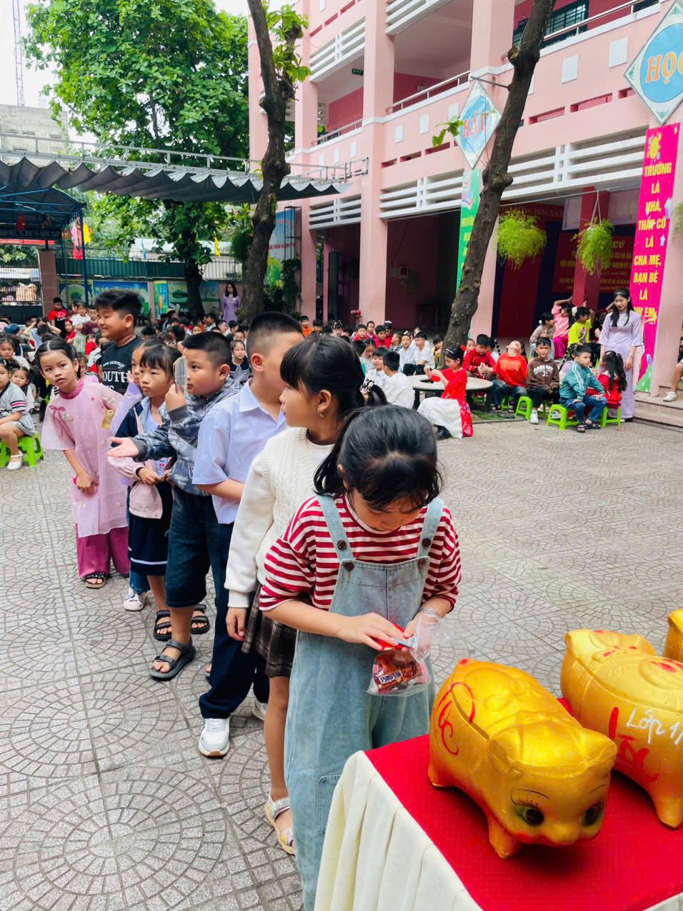 Có thể là hình ảnh về một hoặc nhiều người và văn bản