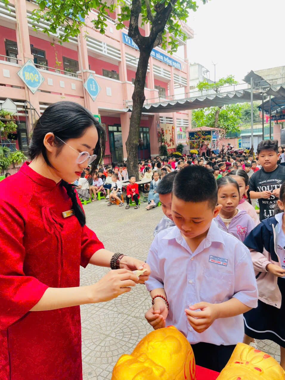Có thể là hình ảnh về một hoặc nhiều người và văn bản