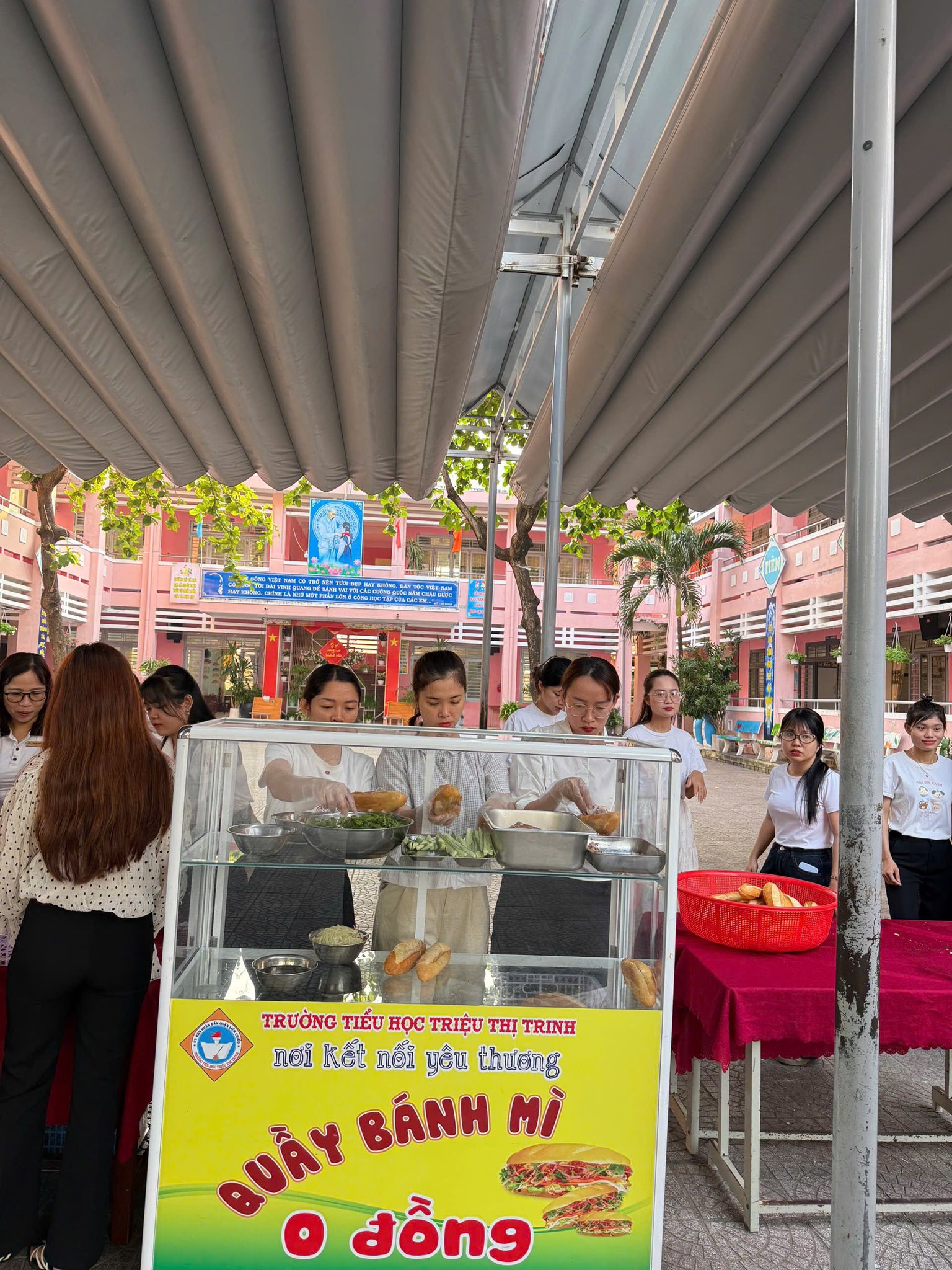 Có thể là hình ảnh về văn bản cho biết 'መም TRƯỞNG τμέυ HOC TRIỆU THI TRINH noi kết nối you thương อนคิ BÁNH MÌ đồng'