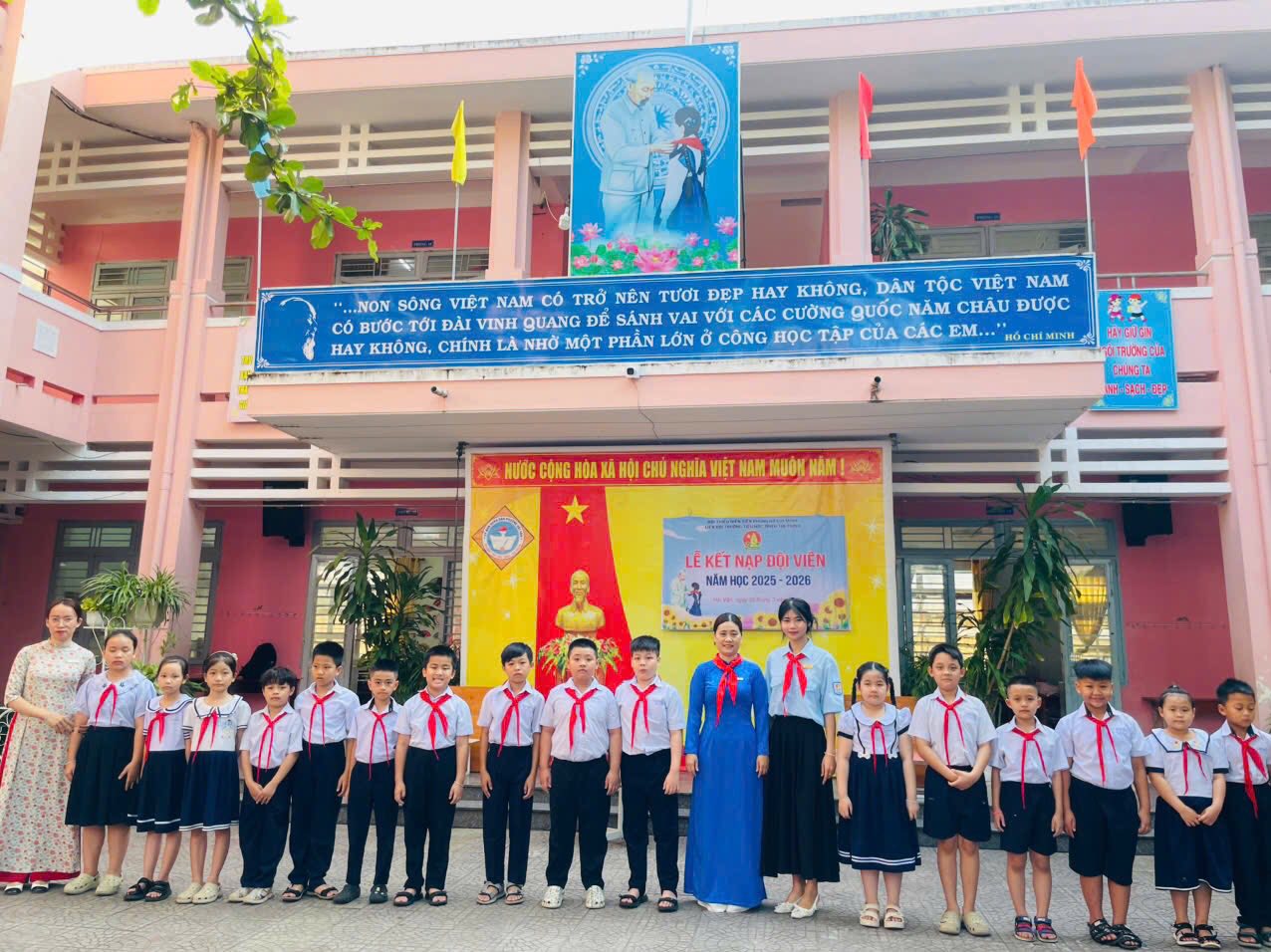 Có thể là hình ảnh về một hoặc nhiều người và văn bản cho biết '"....NON SÔNG VIÊT NAM cÓ TRỜ NÊN TƯƠI ĐẸP HAY KHÔNG, DÂN TỘC VIỆT NAM VỚI CÁC CƯỠNG guốc NĂM CHÂU ĐƯỢC CÓ BƯỚCTỚI VINH UANG HAY KHÔNG, CHÍNH LÀ NHỜ MỘT PHẦN LỚN ở CÔNG Hoc TẬP CUA CAC EM... HocHeMuu PO OTRUONGC! Ha HÓI CHU NGHÍA NAM UON m LLENA LÉKETNAPHÓLVIEN NAP VIÊN uAM 025- 2026 (ြစ့ IT!LA اللامة'