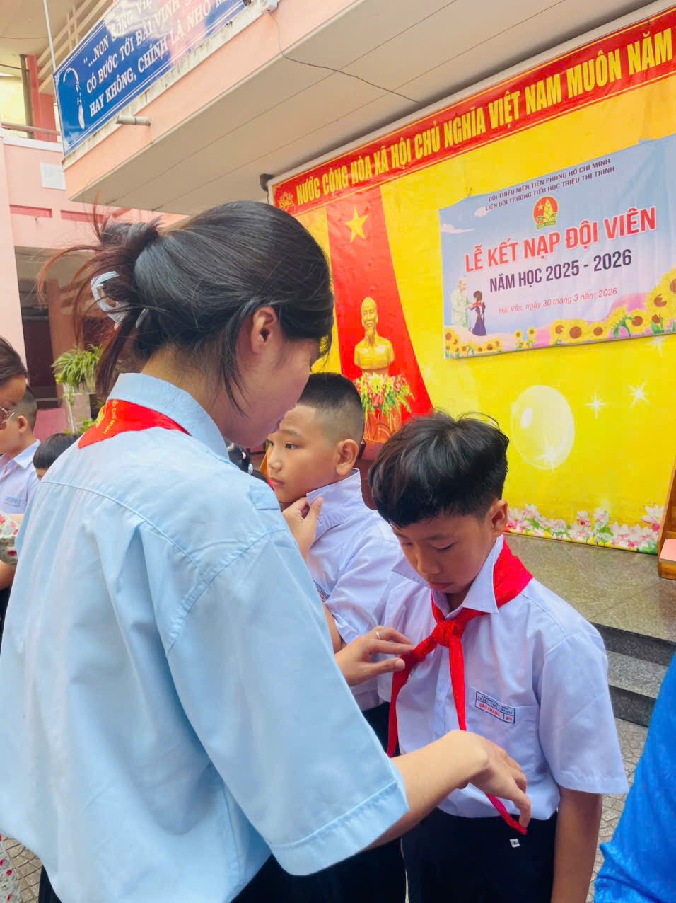 Có thể là hình ảnh về một hoặc nhiều người và văn bản