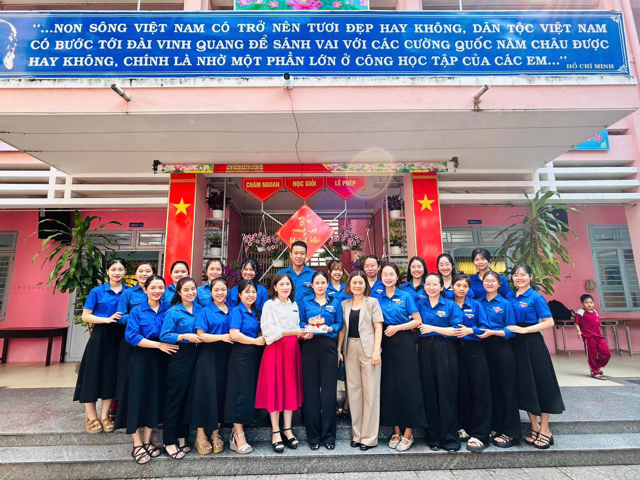 Có thể là hình ảnh về ‎đền thờ và ‎văn bản cho biết '‎"...NON SÔNG VIỆT NAM CÓ TRỞ NÊN TƯƠI ĐẸP HAY KHÔNG, DÂN TỘC VIỆT NAM CÓ BƯỚC TỚI ĐÀI N GUANG ĐỂ SÁNH A VỚI CÁC CƯỜNG guốc NĂM CHÂU ĐƯỢC HAY KHÔNG, CHÍNH LÀ NHỜ MỘT PHẦN LỚN Ở CÔNG Hoc TẬP CỦA CÁC EM... ករច្ន تاله শমররদেদ HI MENH 한동보과수일 피스전치전부인 CHAN ARNGOAN HỌCGIÓI PHÉP តបីបីន ル・ زدا‎'‎‎