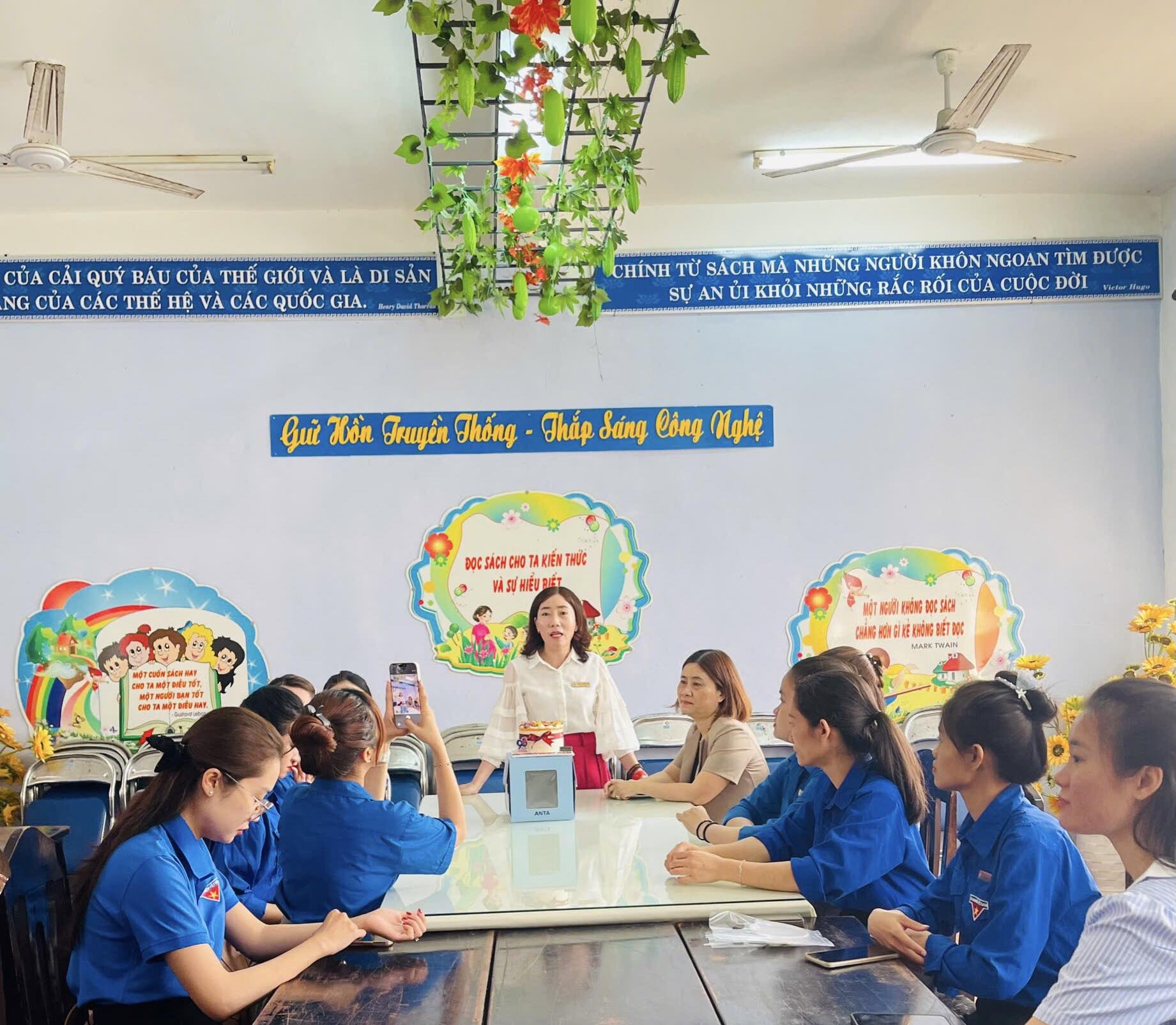 Có thể là hình ảnh về một hoặc nhiều người, mọi người đang học, đồ chơi trẻ em và văn bản