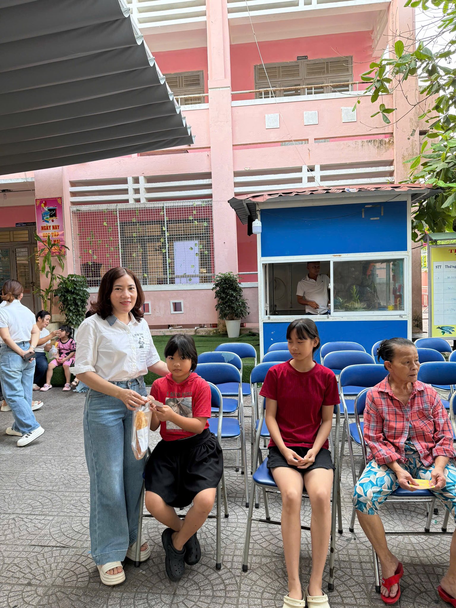 Có thể là hình ảnh về một hoặc nhiều người, đường phố và văn bản