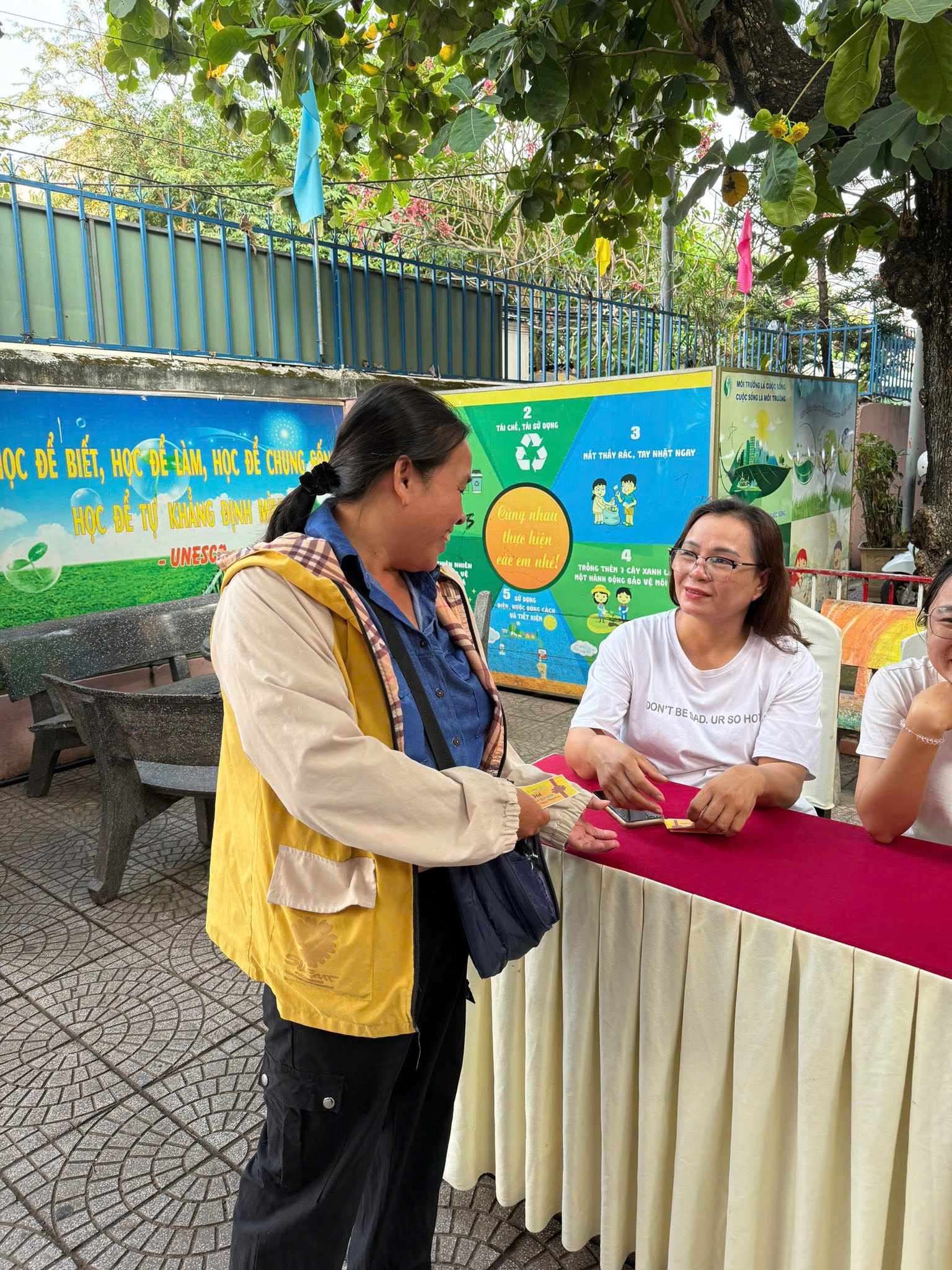 Có thể là hình ảnh về một hoặc nhiều người, cây và văn bản