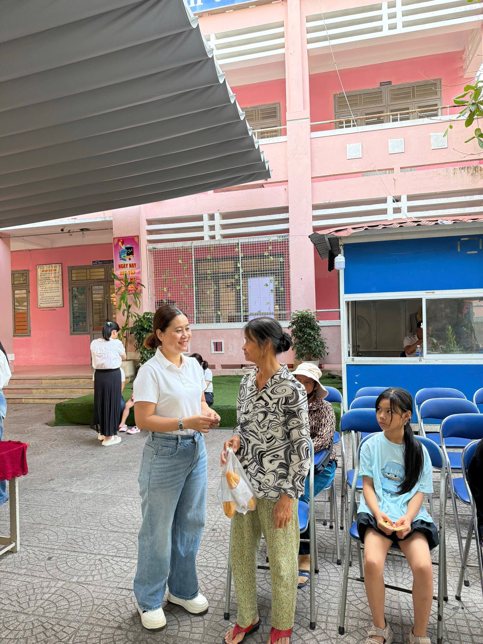Có thể là hình ảnh về một hoặc nhiều người