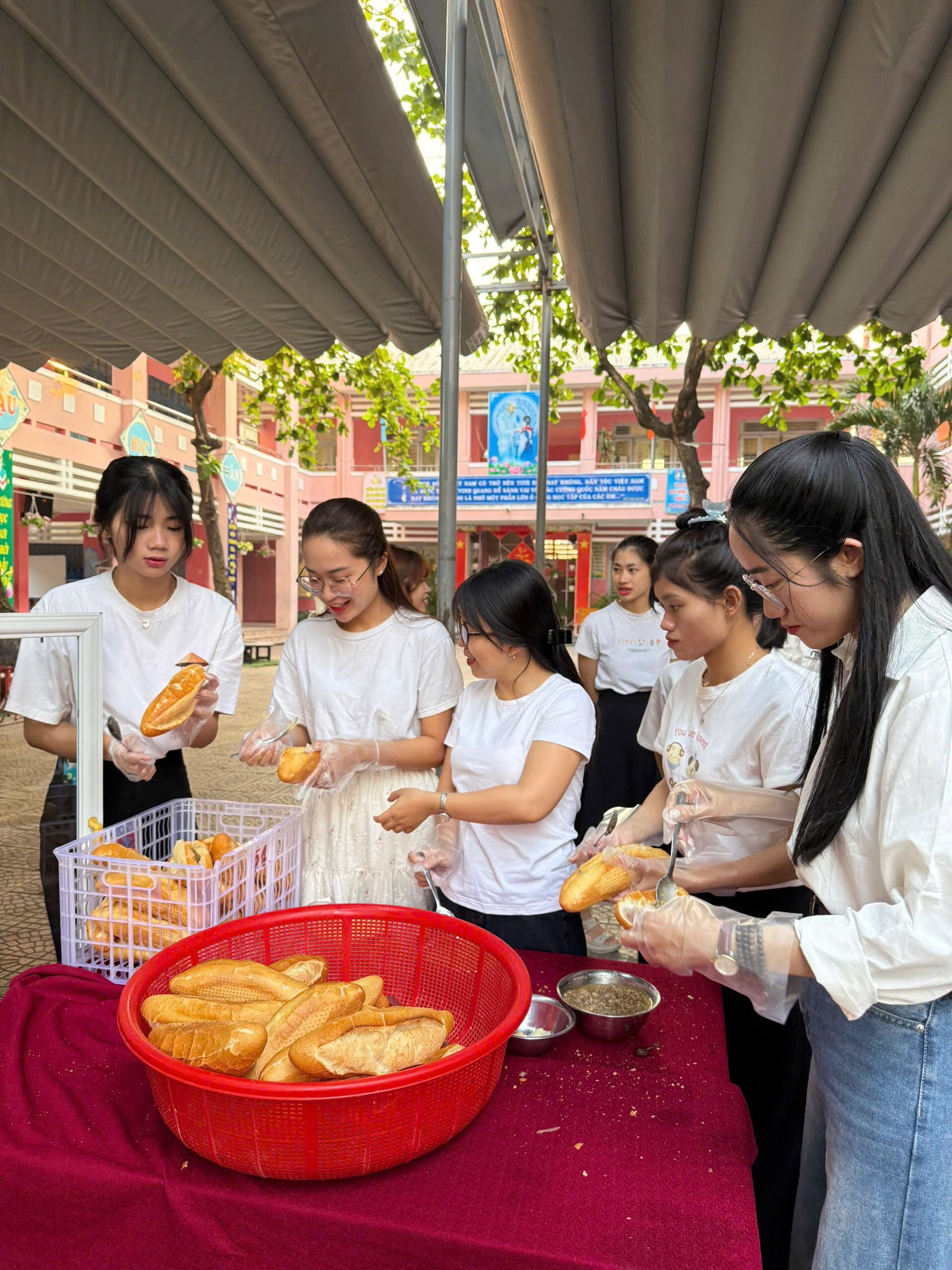 Có thể là hình ảnh về một hoặc nhiều người và bánh kẹp
