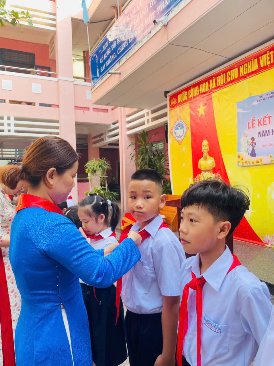 Có thể là hình ảnh về một hoặc nhiều người và văn bản
