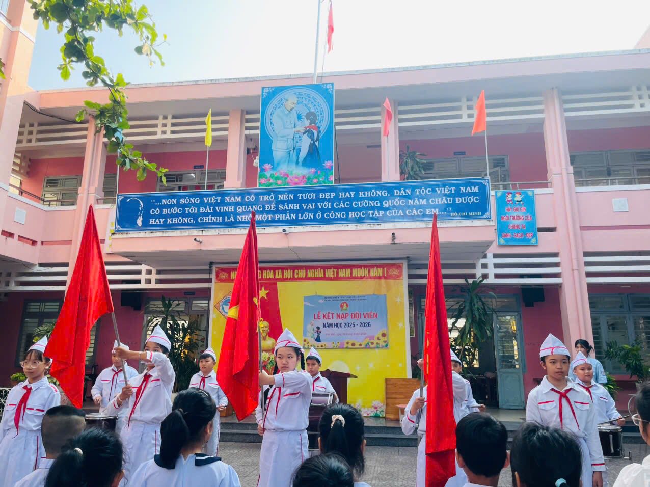 Có thể là hình ảnh về văn bản cho biết 'NON CÔNG VIỆT NAM TRỜ NÊN TƯƠI ĐEP HAY KHÔNG, DÃN TOC VIỆT NAM SỐNG CHÂU CHAUĐUỢC ĐƯỢC CÓ CO BƯỚC ĐÀI VINH GUANG DE SÁNH VAI OIC 1AC CƯONG νόι NĂM TAP CUA CAC EM.. mộ 6CH CHB HAY KHÔNG, CHÍNH NHO MỘT PHAN LƠN CONG /6 映ICMD MDONMAN LEKET LEKETNAPJOVIEN NAP VIÊN ب MHỌC C2025- 2026'