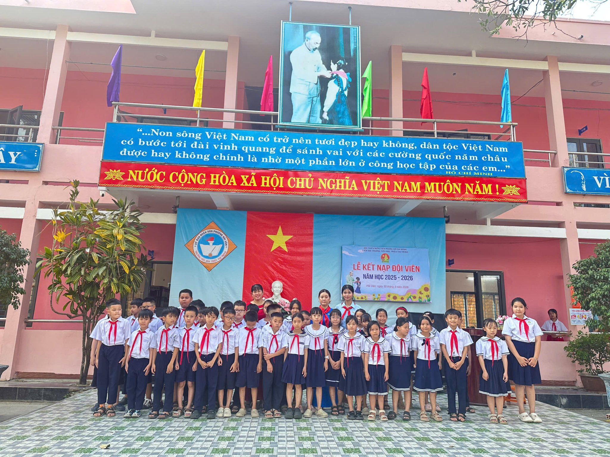 Có thể là hình ảnh về một hoặc nhiều người và văn bản cho biết 'Y "...Non sông Việt Nam c6 trở nên tươi đẹp hay không, dân tộc Việt Nam bước tới dài vinh quang dể sánh ánh được hay không chính các cường quốc năm châu nhờ một phán lớn công học tập cua cac AC.ET... em..." NƯỚC CỘNG HÒA XÃ HỘI CHU NGHĨA VIÊT NAM MUÔN NĂM LEKENAPBOIVIEN NAP APO 01 KT NẢM MHO Hoc 2025 025- 2026 WII e..lmullI'