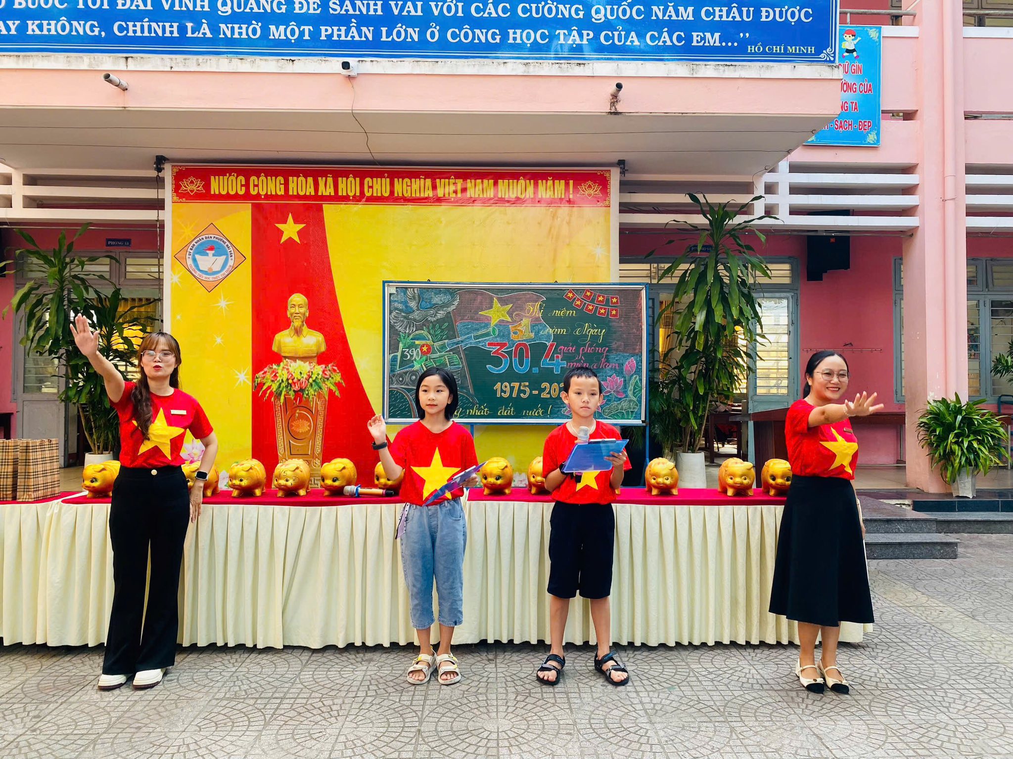Có thể là hình ảnh về văn bản cho biết 'O VINH GUANG DC SANH AI νΟ CAC CƯỜNG QUỐC NĂM CHÂU ĐƯỢC Y KHÔNG, CHÍNH LÀ NHỜ MỘT PHẦN LỚN ở CÔNG Hoc TẬP CUA CAC EM... Hόcи MENH ปลม IONG ONGCUA CUA TA SACH ΘEP NƯỚC CỘNG HOA XÃ HỘI CHU NGHĨA VIỆT . NAM MUÔN MAM. 30. 1975-20'