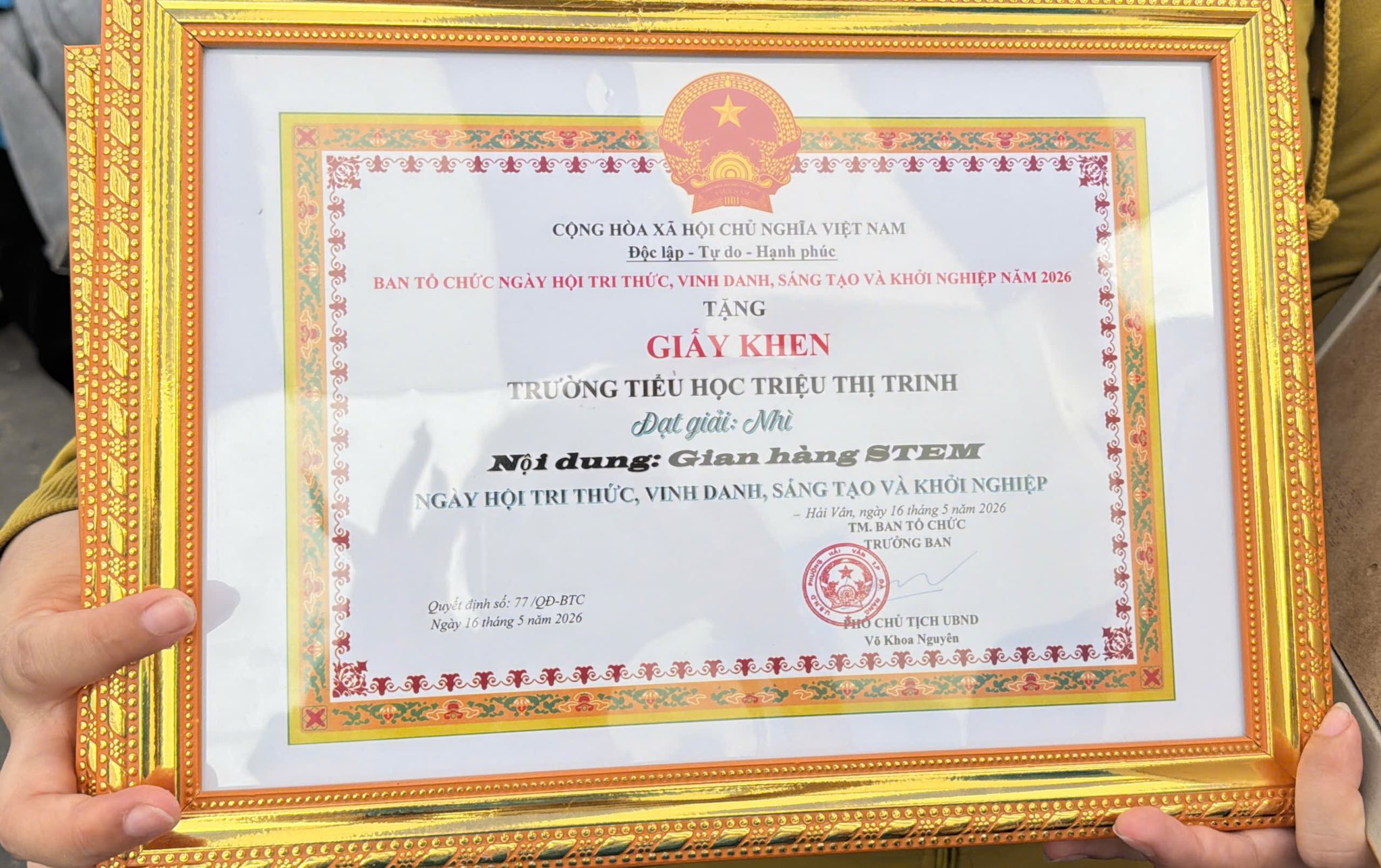 Có thể là hình ảnh về văn bản cho biết 'CỘNG HÒA XÃ HOr CHỦ NGHĨA VIỆT NAM lập p- do- Hạnh phúc BAN τό CHỨC NGÀY HỌI TRI THỨC, VINH DANH. SANG TAO VA κκόι NGHIỆP NAM 2026 TẶNG GIÁY TRƯỜNG TIÊU HỌC TRIỆU THỊ TRINH Đạt giải: Như Nộ1 dung: Gian hàng STEM NGAY HỘI TRI THỨC, VINH DANH, SẢNG TAO VÀ KHỞI NGHIỆP HÀi . HR আ CRA nhángSm τσTίς CHUC xings 2026 TM ML.B ƯƠNG @nlrdinhs6:71/QD-BTC Orest d:77/0D-BTC 6:77 77/ OD-BIC Ngiy tháng nảm 2026 CHÚ TÜTICHUBND cH'