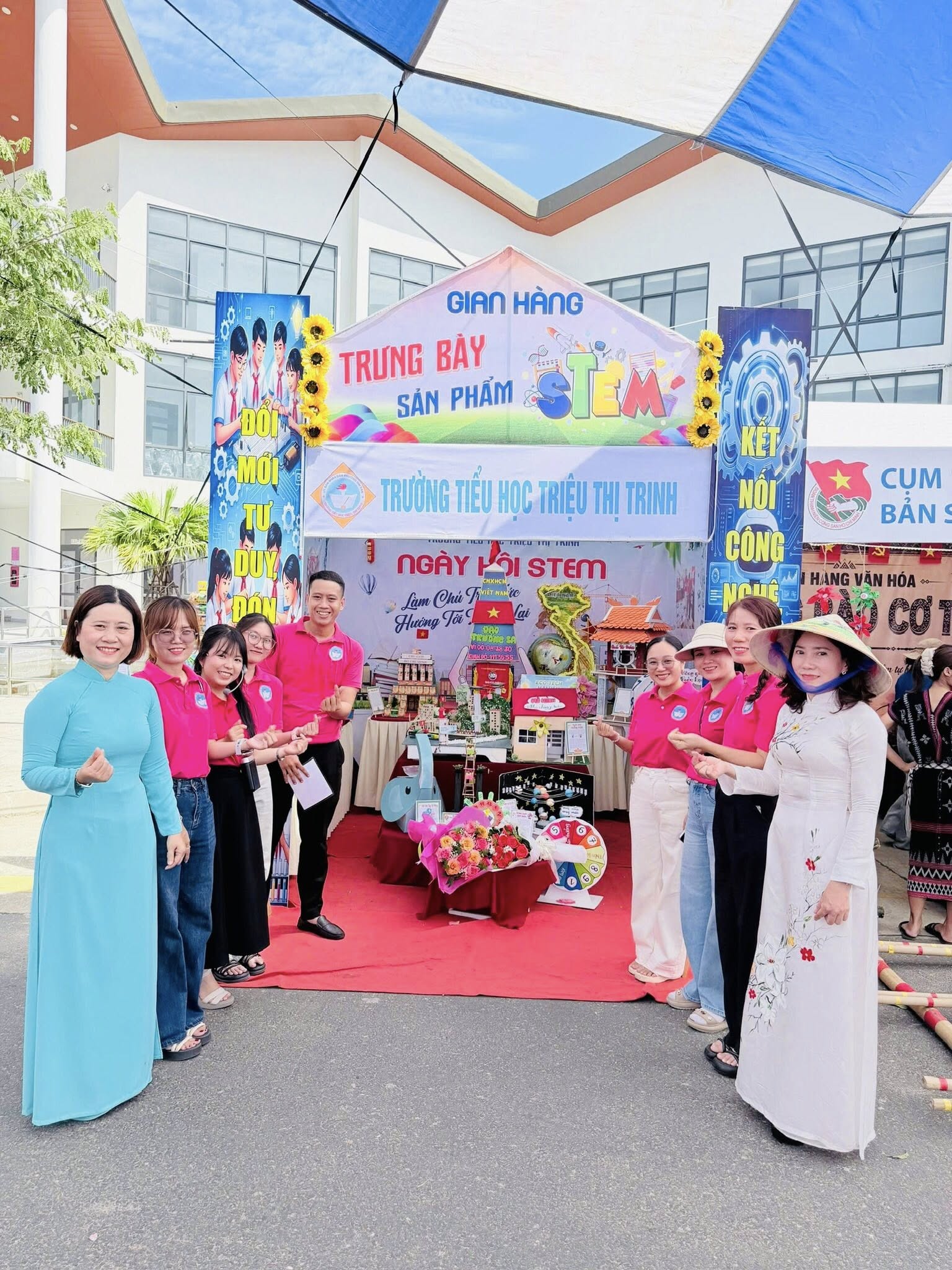 Có thể là hình ảnh về một hoặc nhiều người và văn bản cho biết 'GIAN GIANHÀNG HÀNG TRUNG BÀY SẢN PHẨM KET TRƯỜNG TIÊU HOC TRIÊU THỊ TRINH NGÀY NGÀYISTEM ופיא STEM LomCh T CỤM BẢN CONG SLJR HANG VÀN VAN HÓA CƠ'