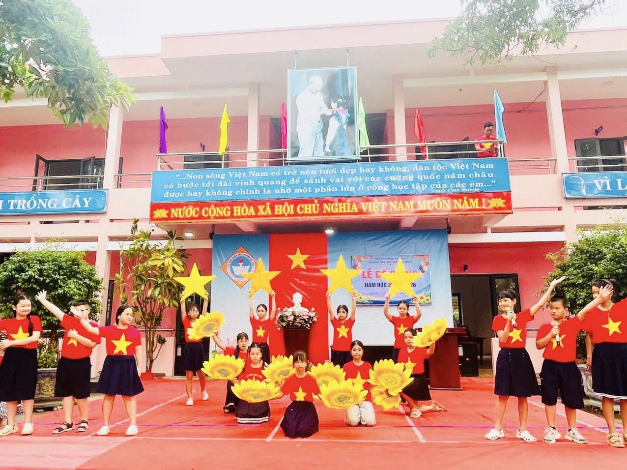 Có thể là hình ảnh về một hoặc nhiều người và văn bản cho biết 'TRỒNG TRỒNGCÂY CÂY ...Non sông Việt Nam trở έл tưới đẹp hay không dần toc Việt Nam có bước đài quang ai eлe cường quốc nám chau được hay hông chính nhờ một phân lớn công học tập của cac m..." 地 NƯỚC CỘNG HÒA XÃ HỘI CHύ NGHĨA VIỆT NAM MUON NĂMI VÌ LÊ HÀM HỌCZ'