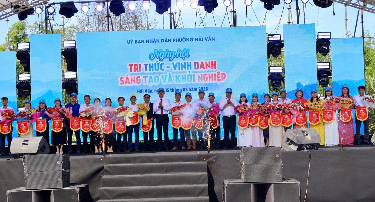 Có thể là hình ảnh về kèn clarinet và văn bản